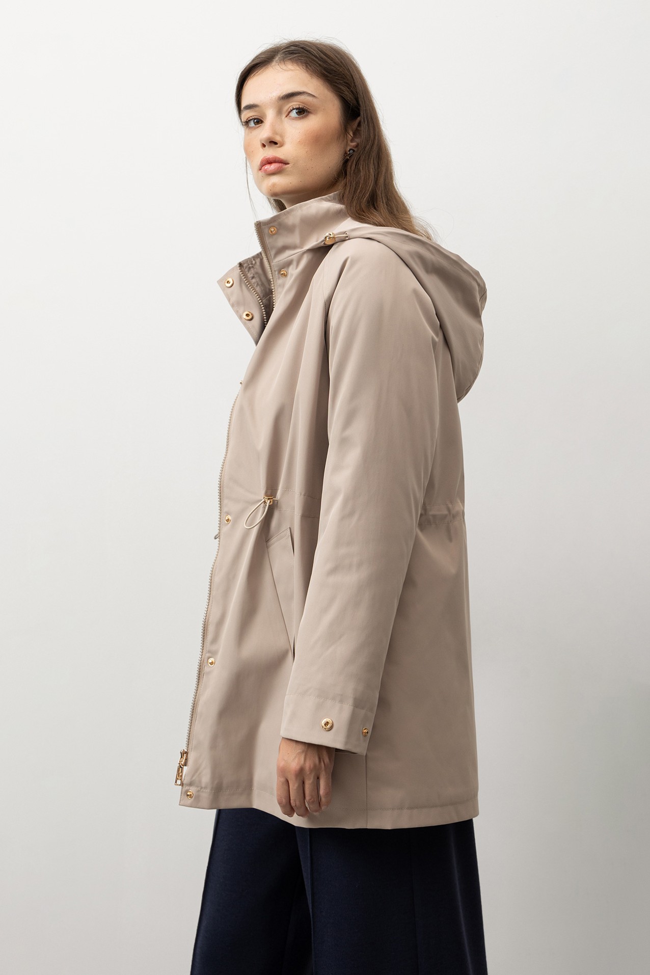 Abrigo largo beige con capucha
