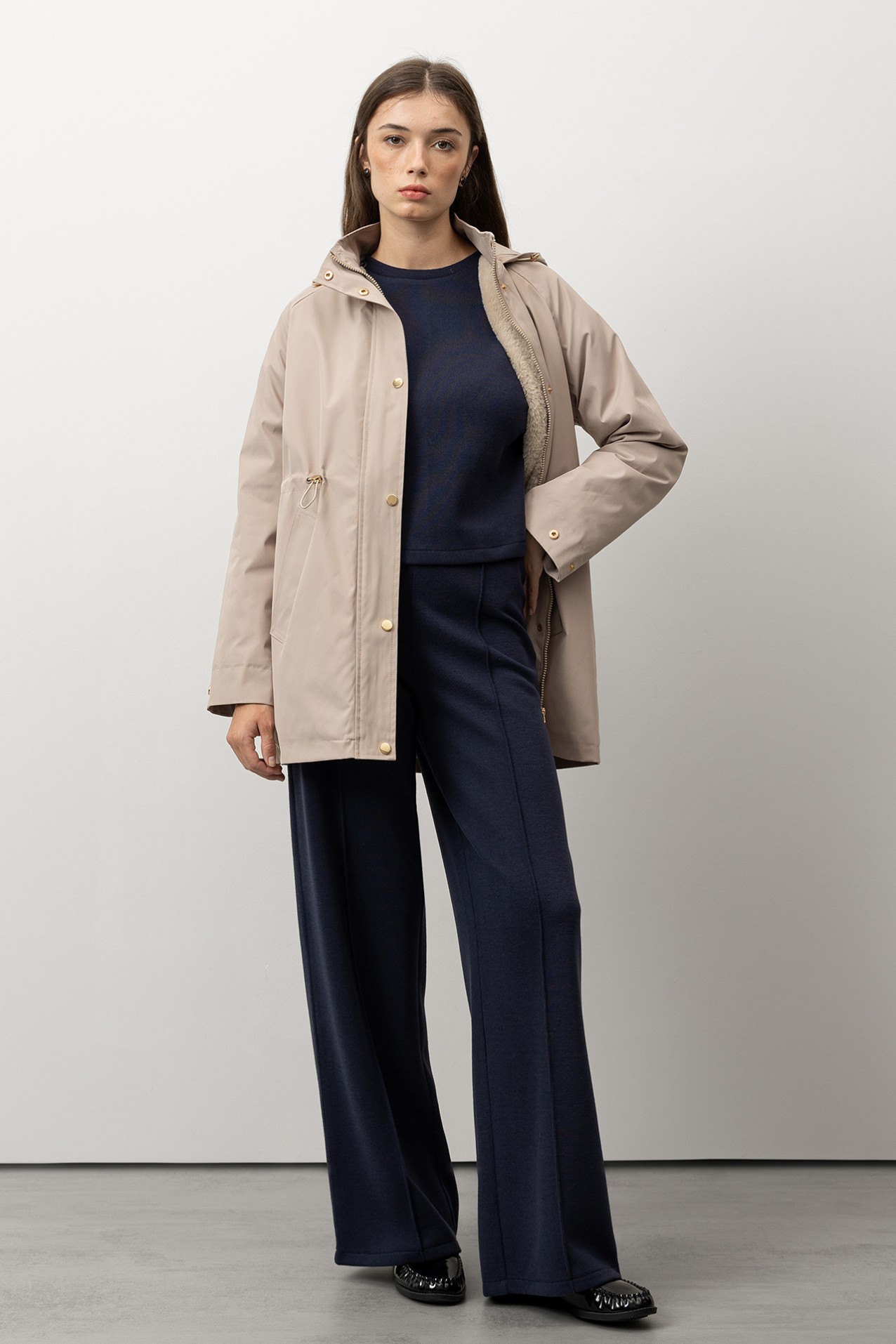 Abrigo largo beige con capucha