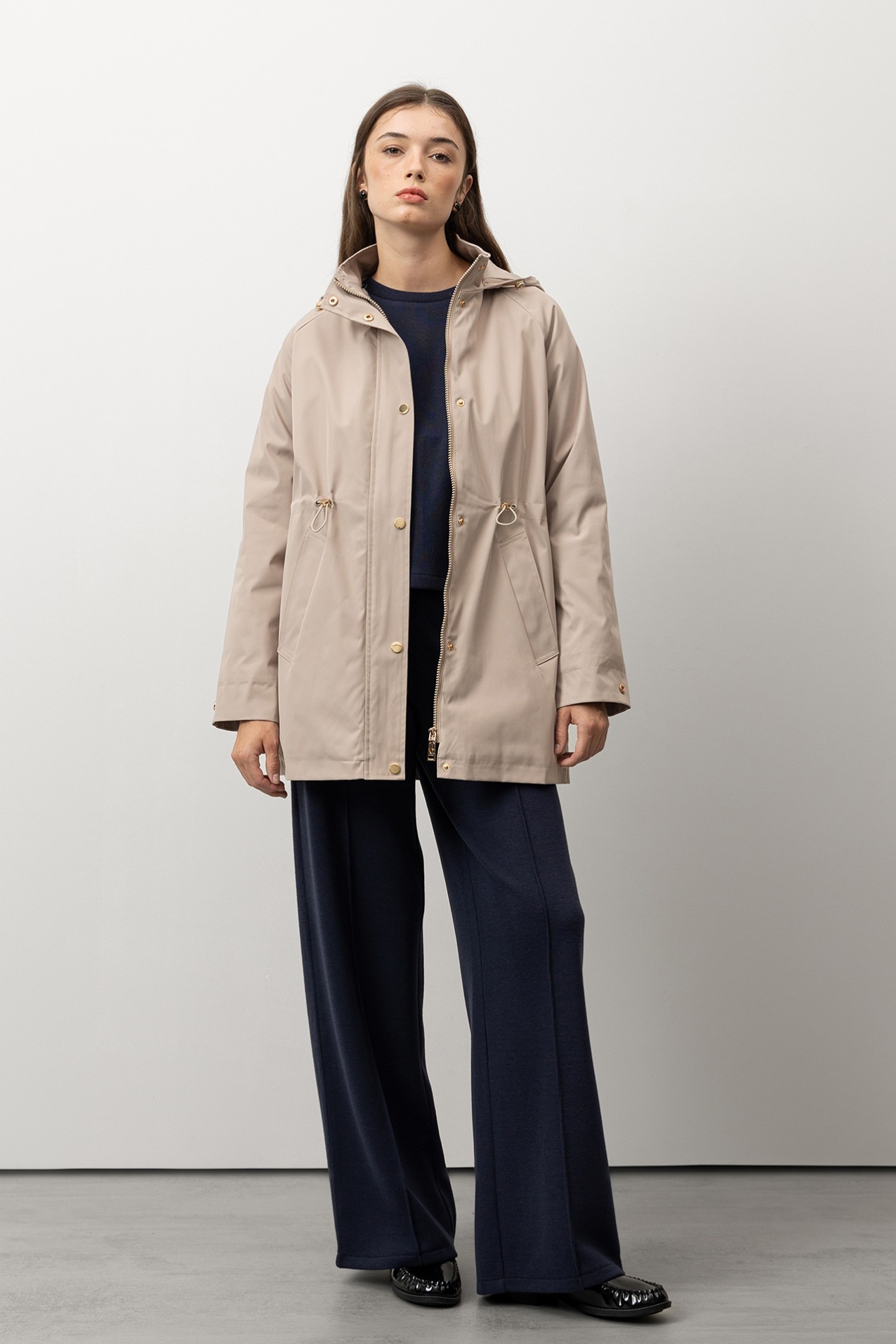 Abrigo largo beige con capucha