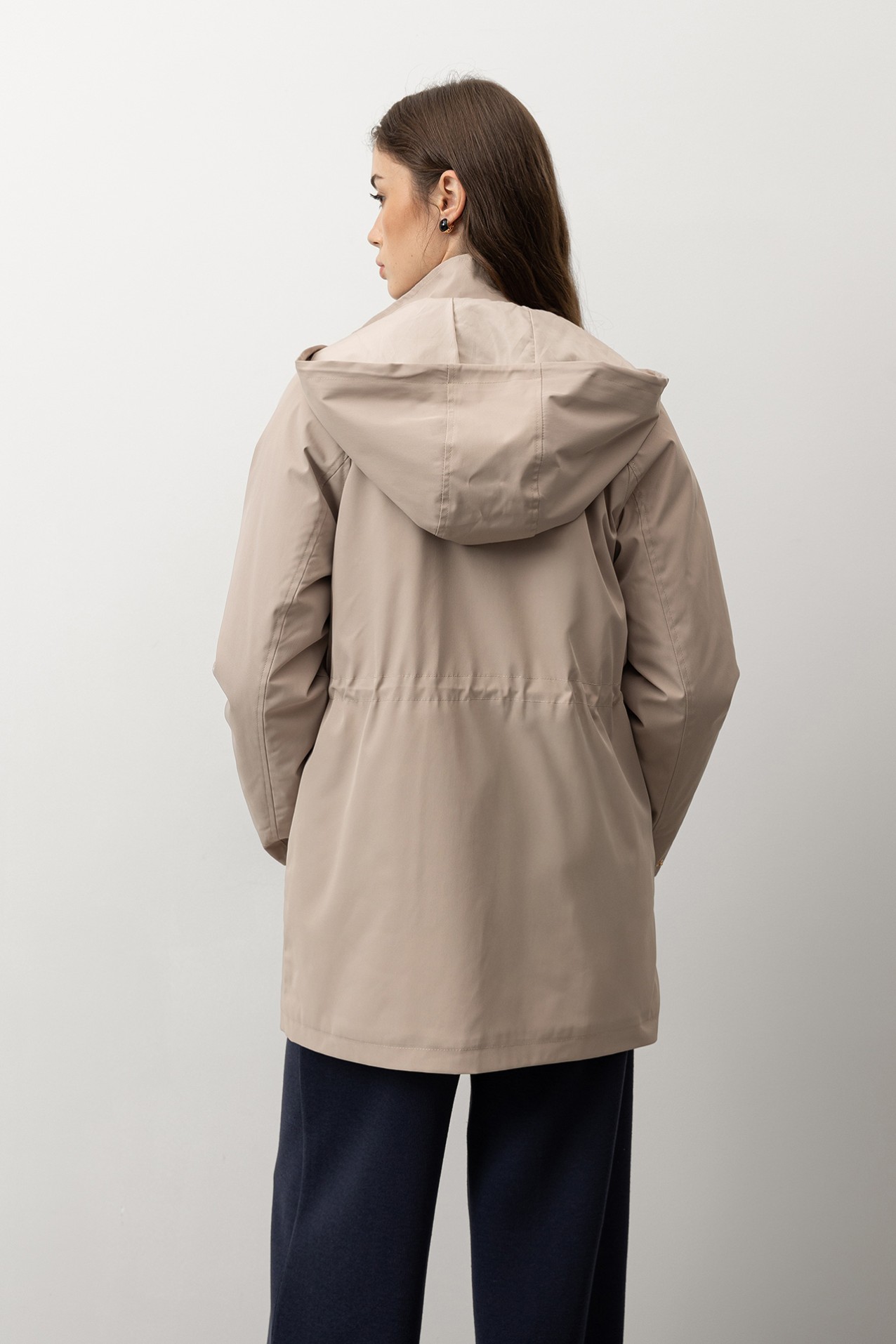 Abrigo largo beige con capucha