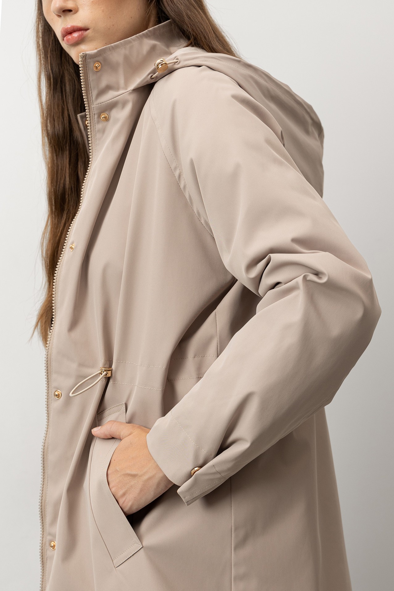 Abrigo largo beige con capucha