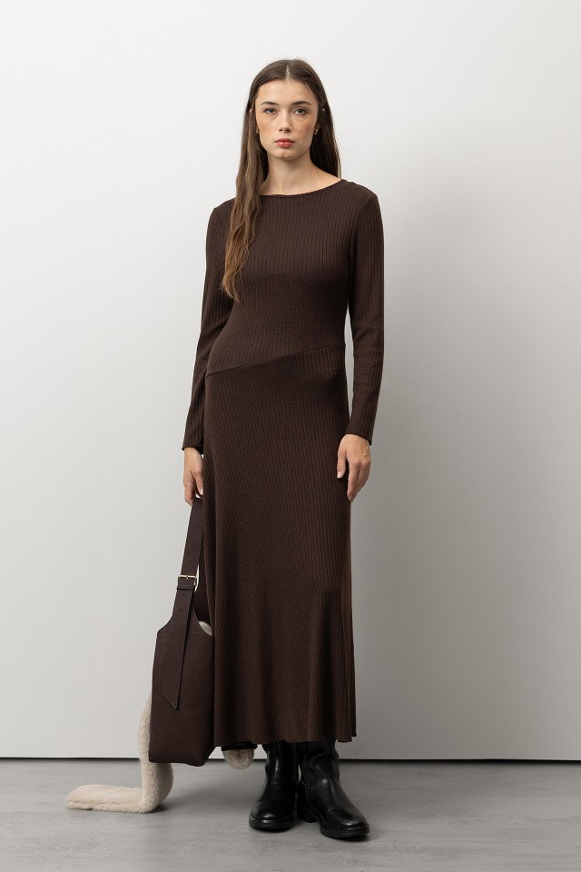 Vestido marrn canelado