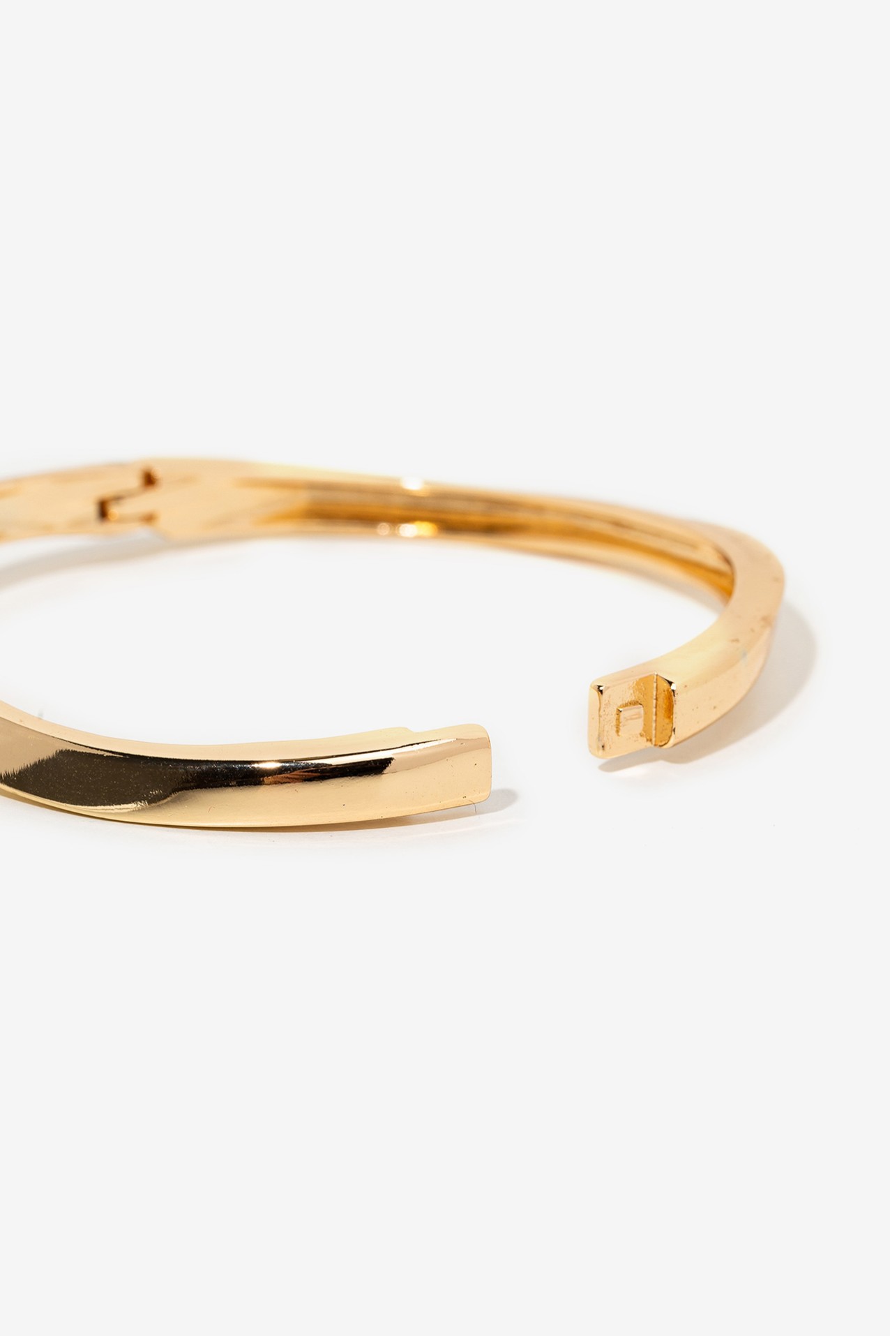 Pulsera dorada minimalista