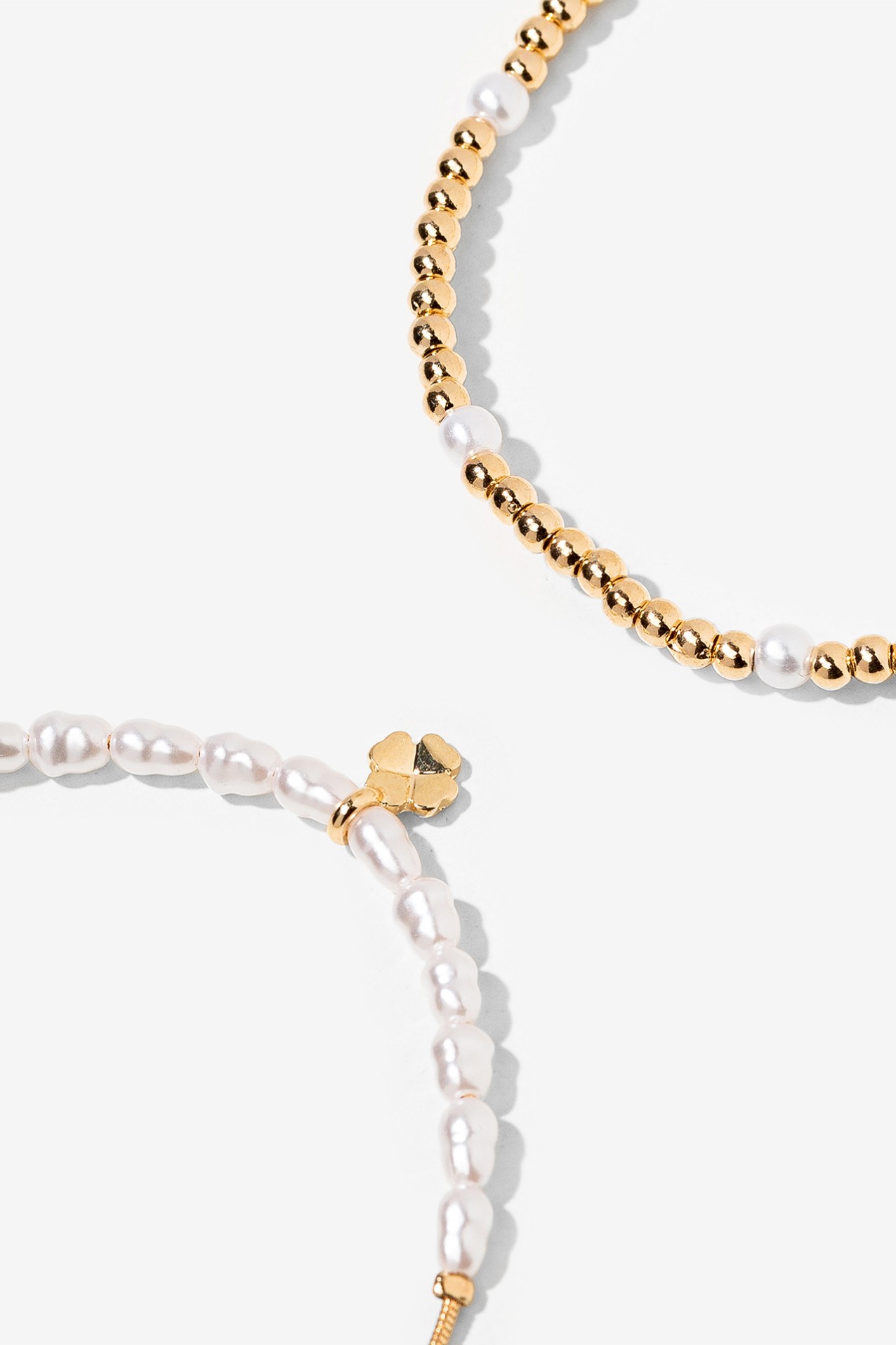 Pulseras doradas elegantes