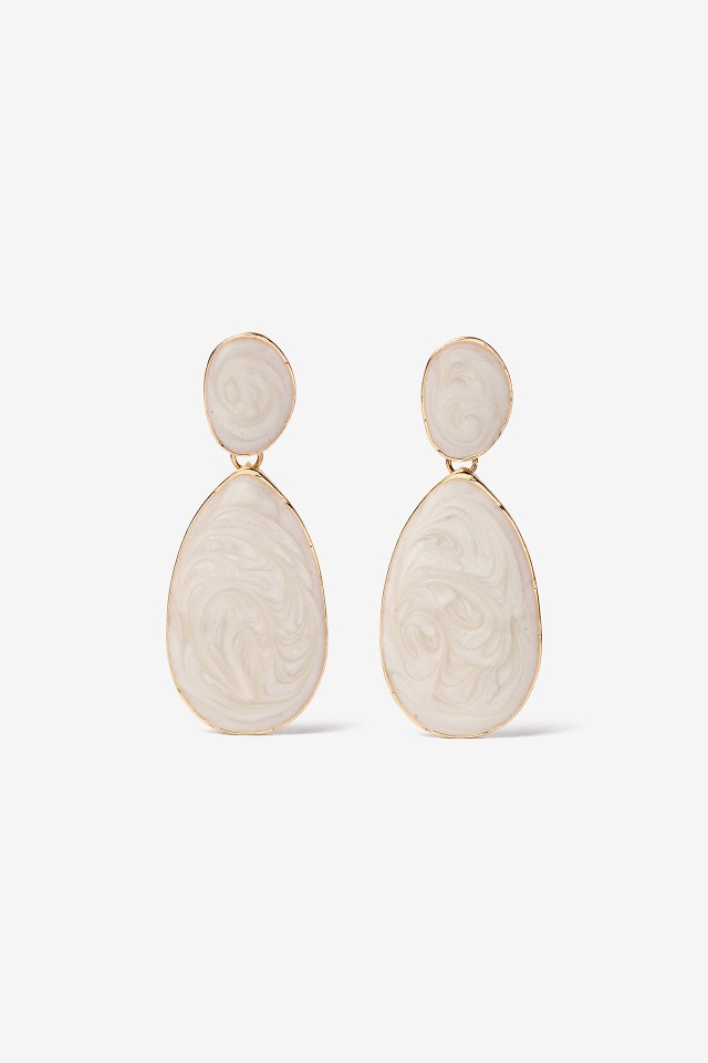 Pendientes blancos elegantes