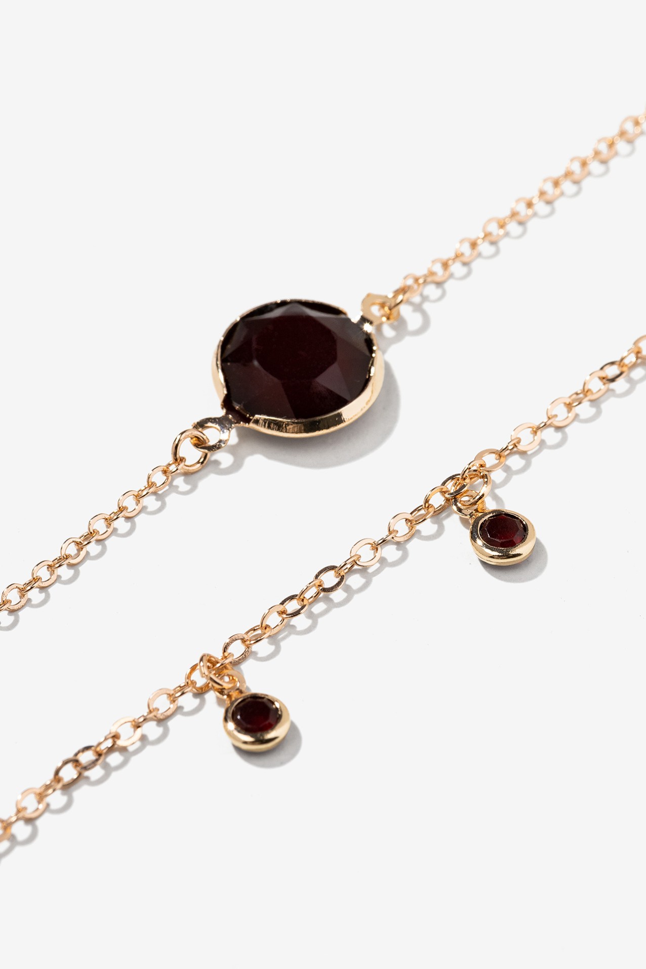 Pulsera dorada con piedras