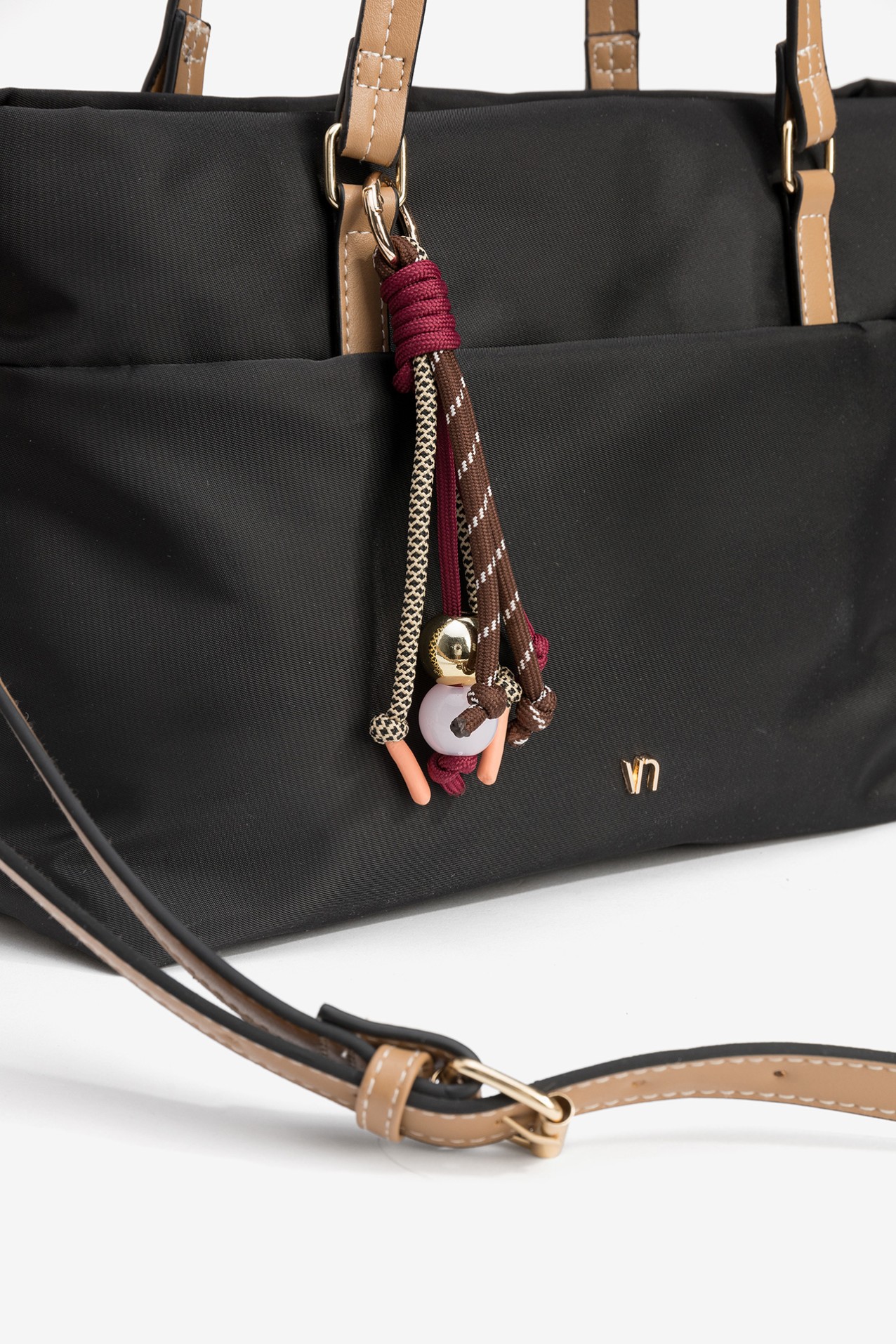 Bolso negro con detalles