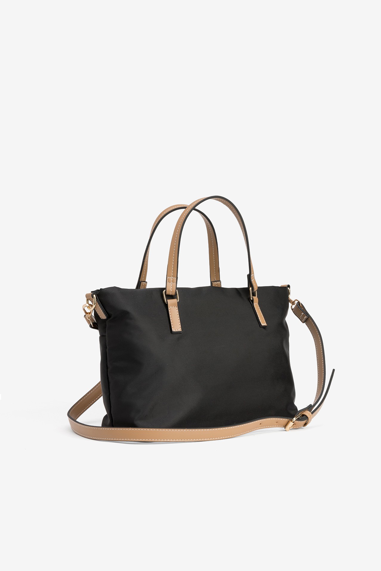 Bolso negro con detalles