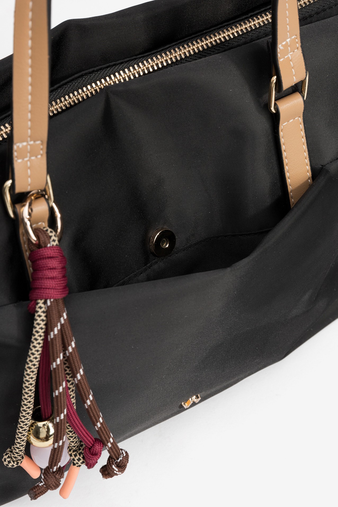 Bolso negro con detalles