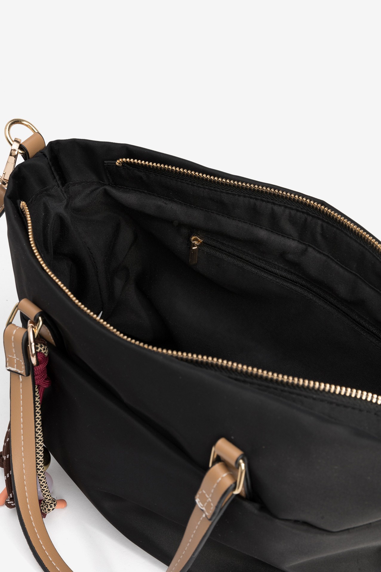 Bolso negro con detalles