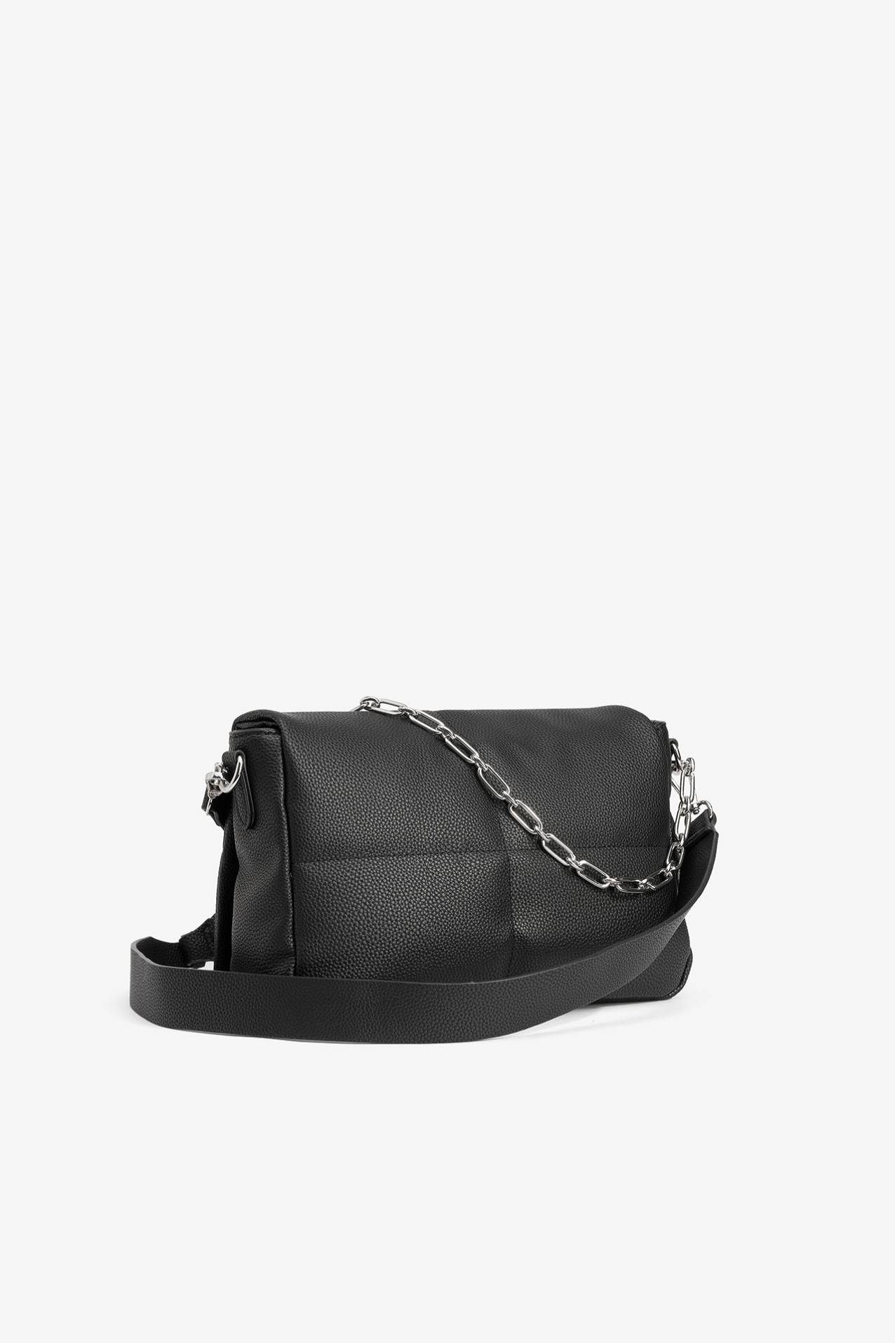 Bolso negro con cadena