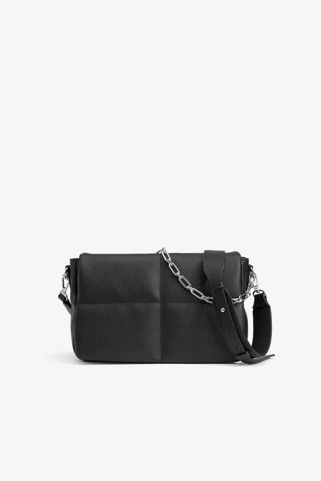 Bolso negro con cadena