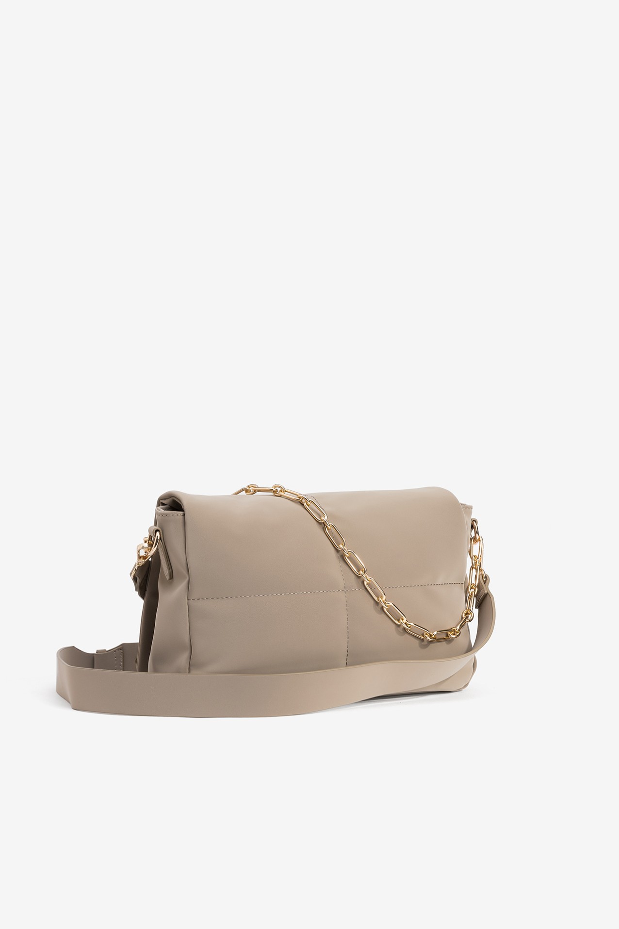 Bolso beige con cadena