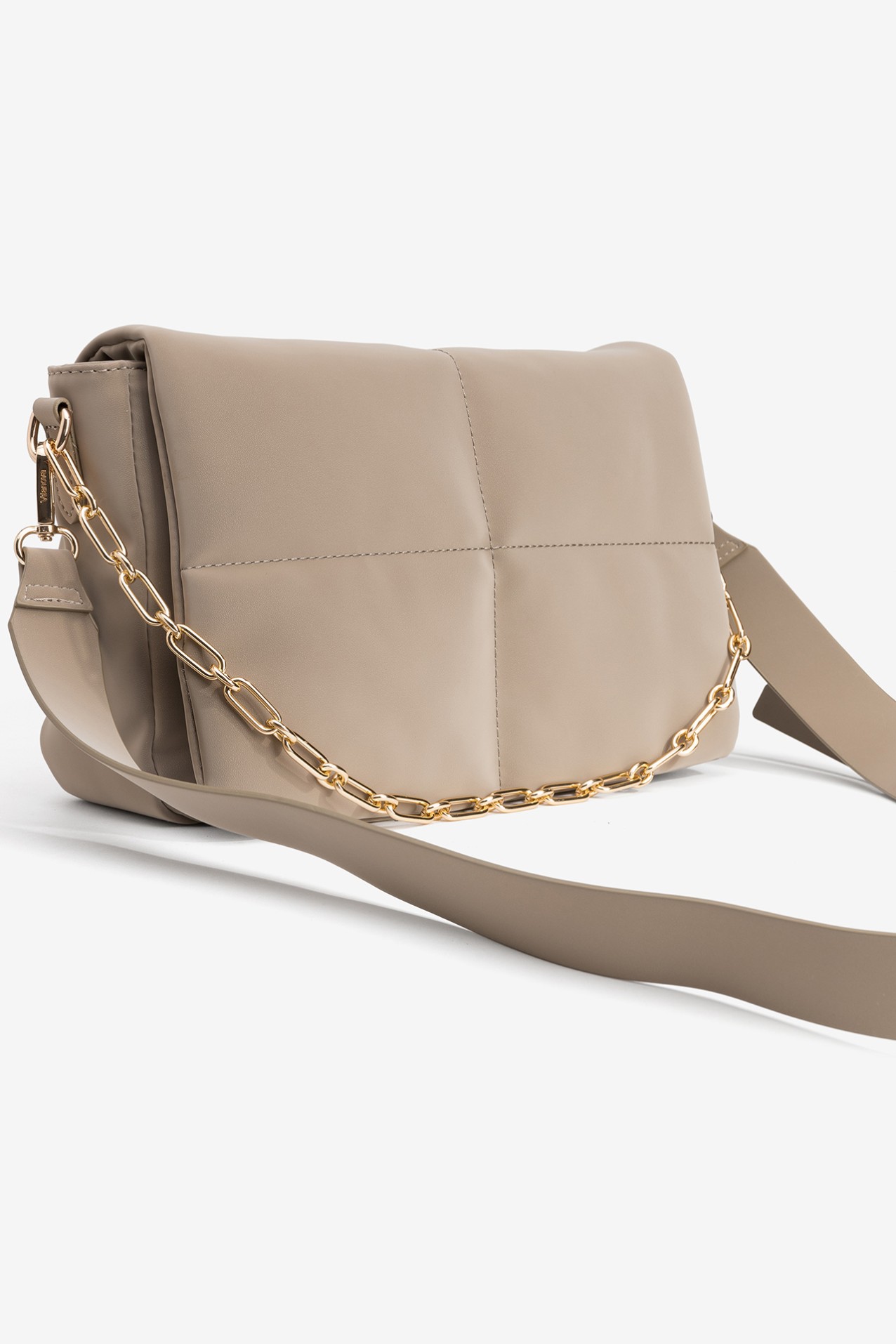 Bolso beige con cadena