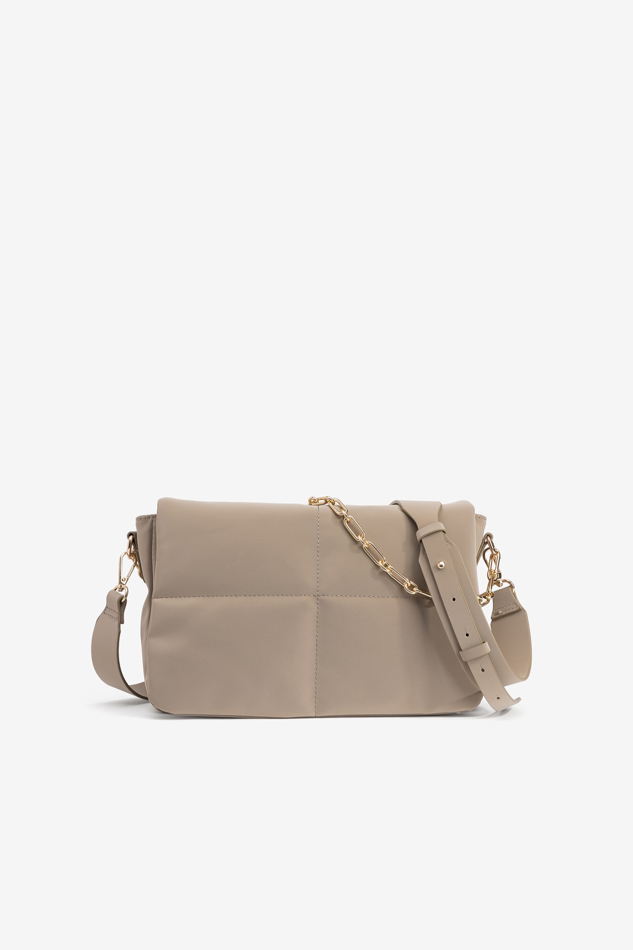 Bolso beige con cadena