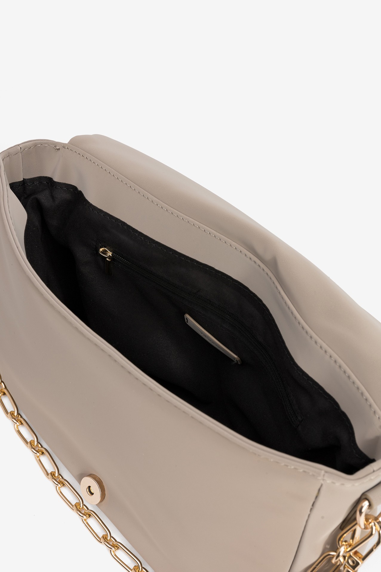 Bolso beige con cadena