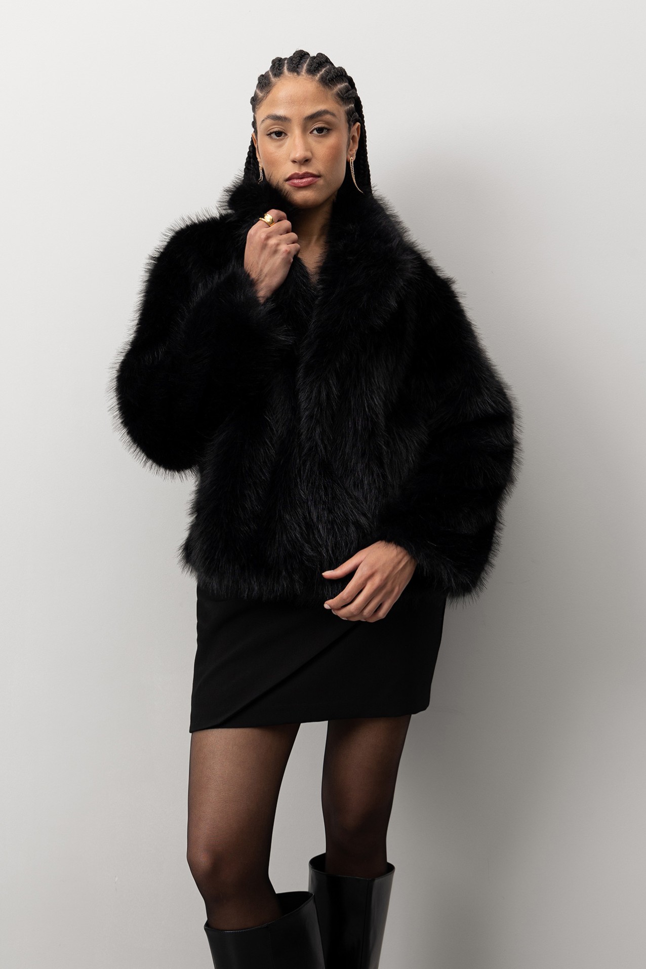 Casaco curto em pelo preto