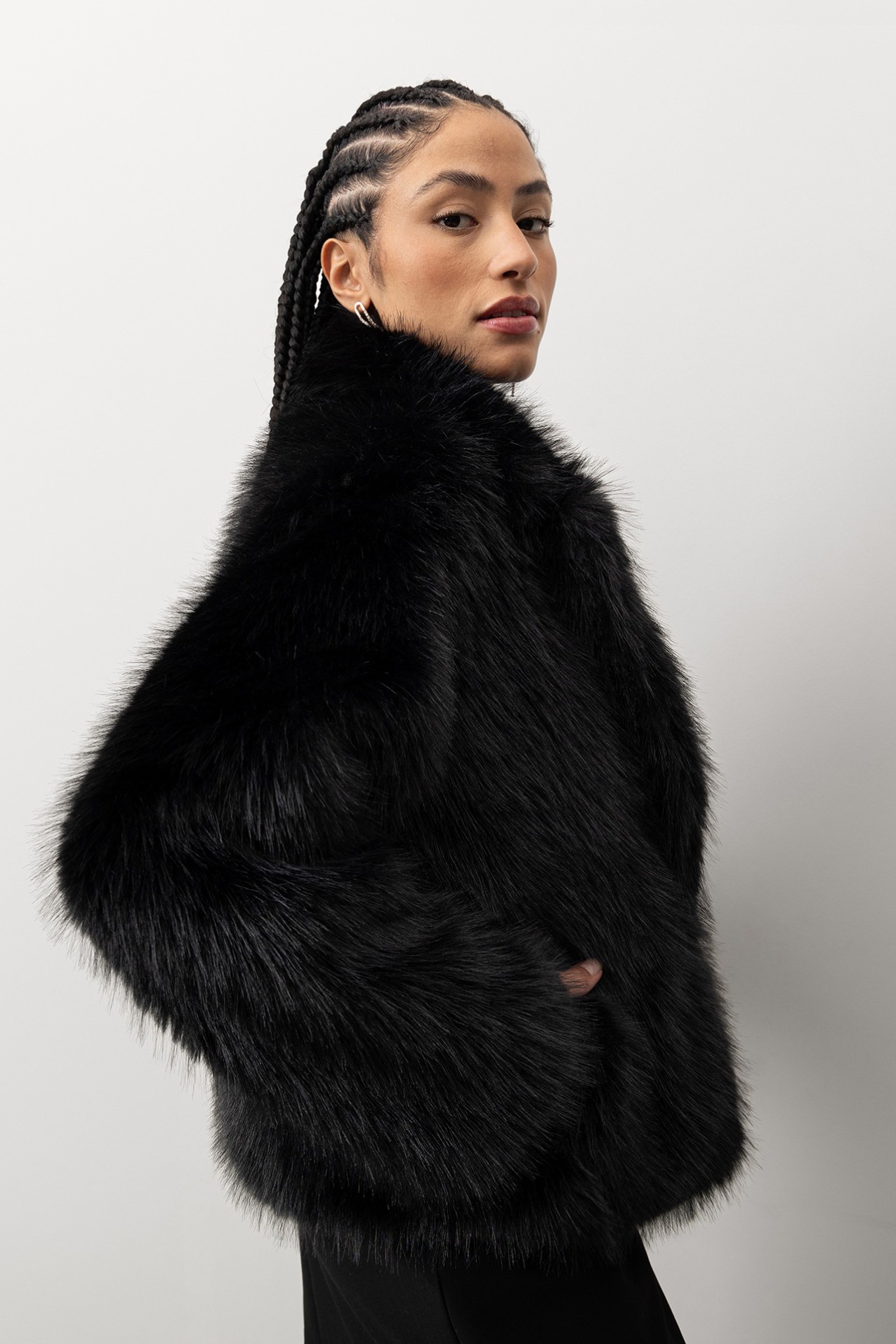 Casaco curto em pelo preto