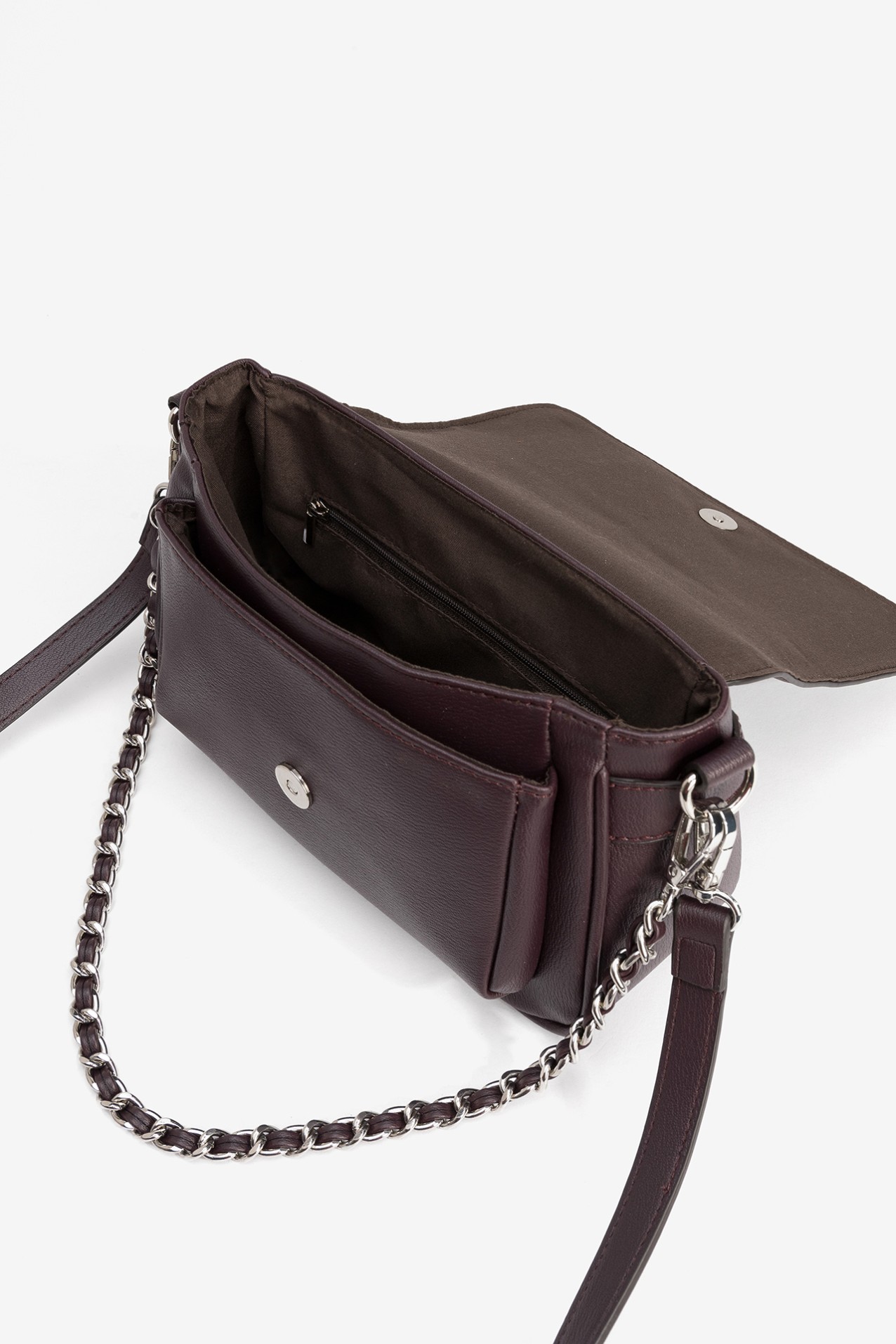 Bolso burdeos con cadena
