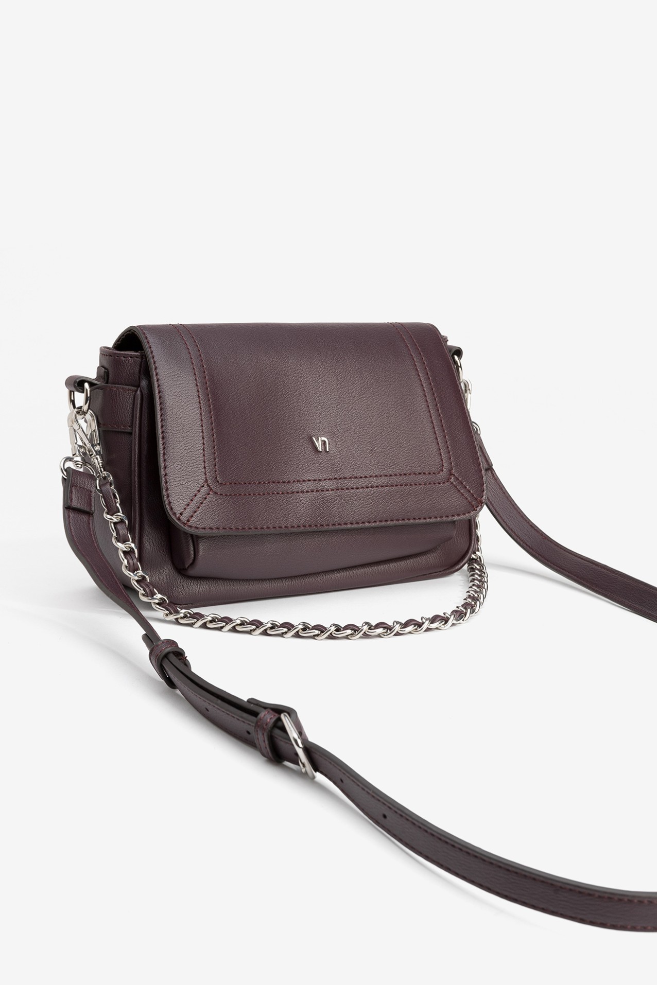Bolso burdeos con cadena