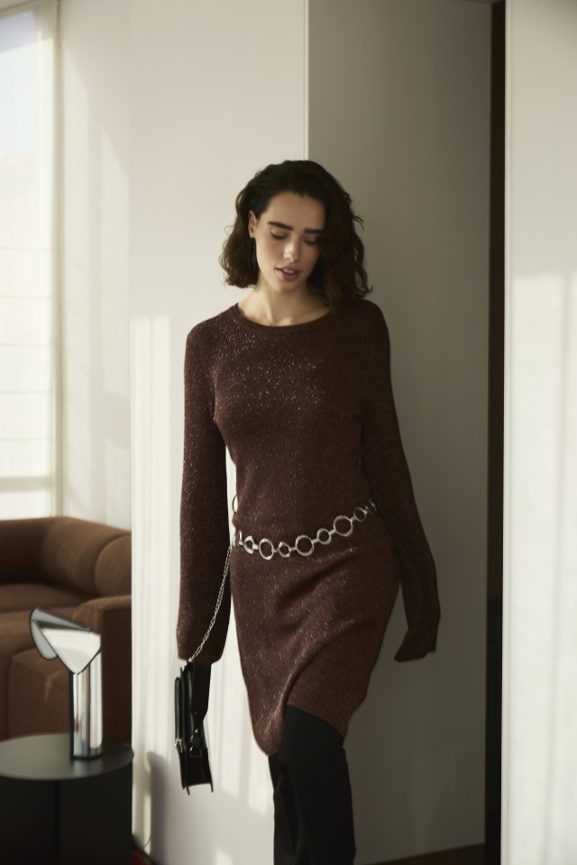 Vestido castanho com cinto Vestido castanho com cinto