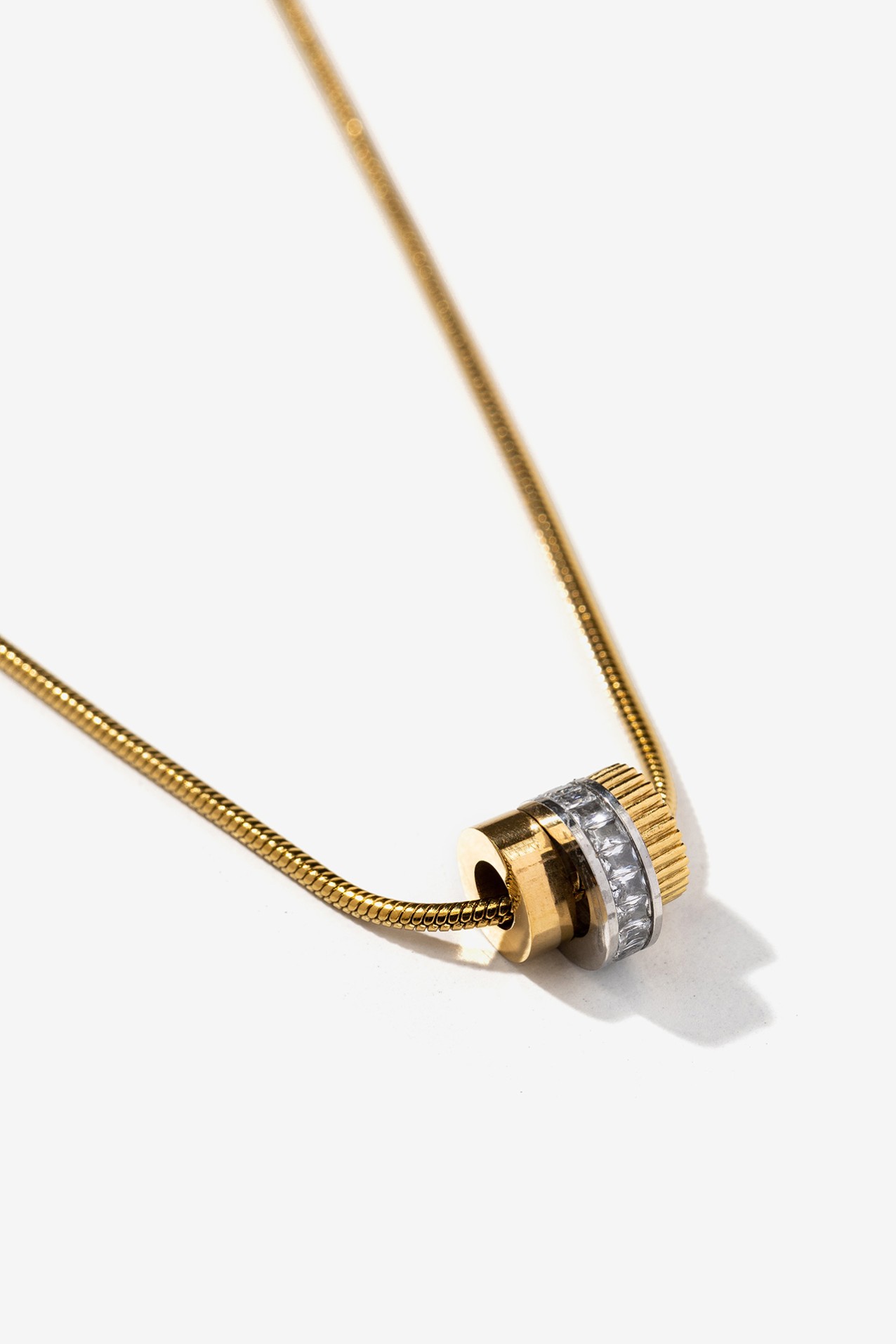 Collar dorado elegante