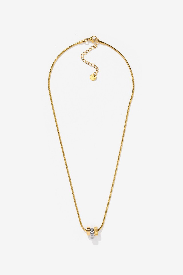 Collar dorado elegante