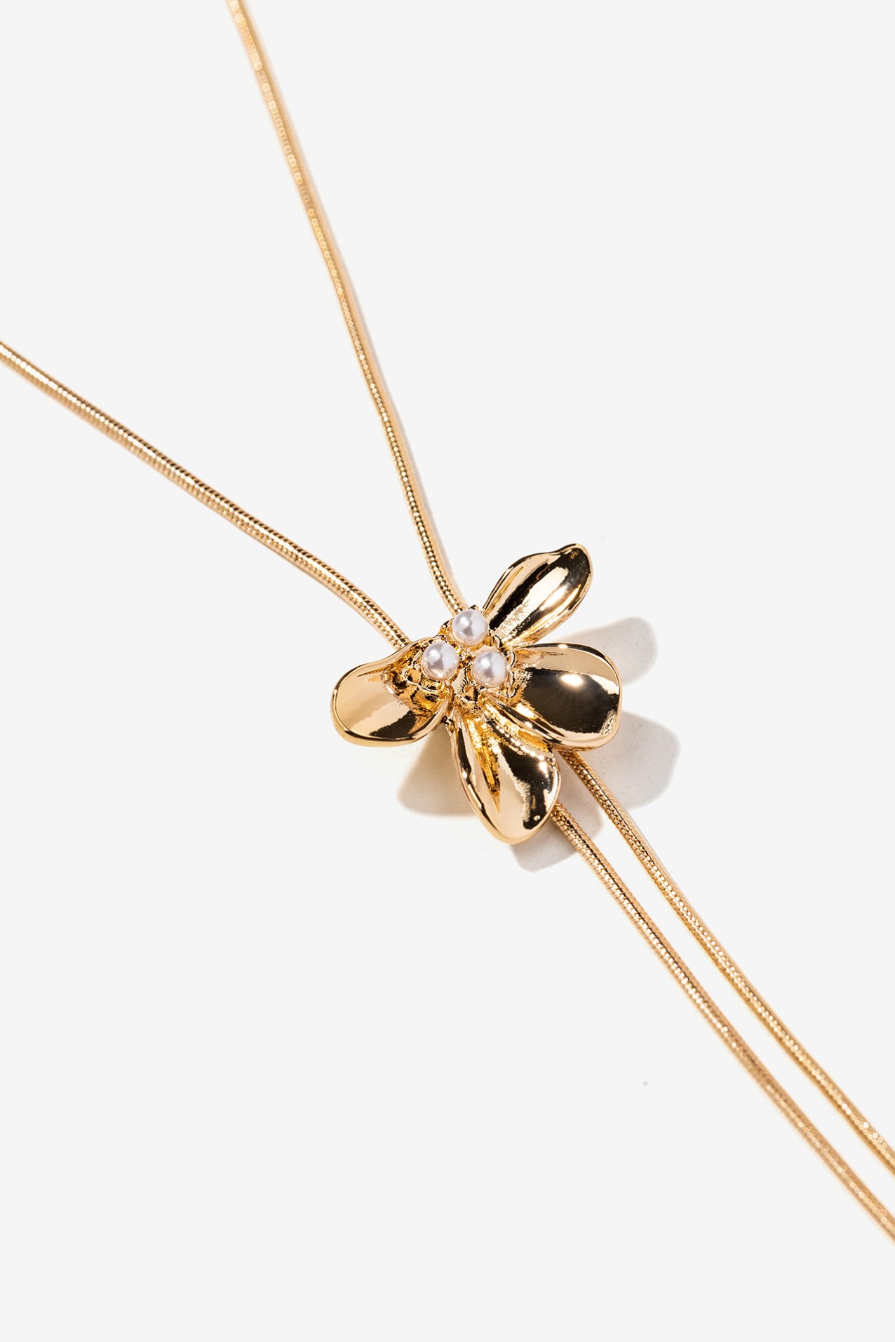 Collar dorado con flor