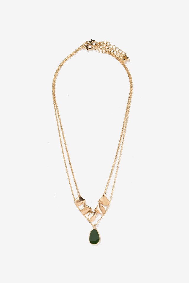 Collar dorado con colgante