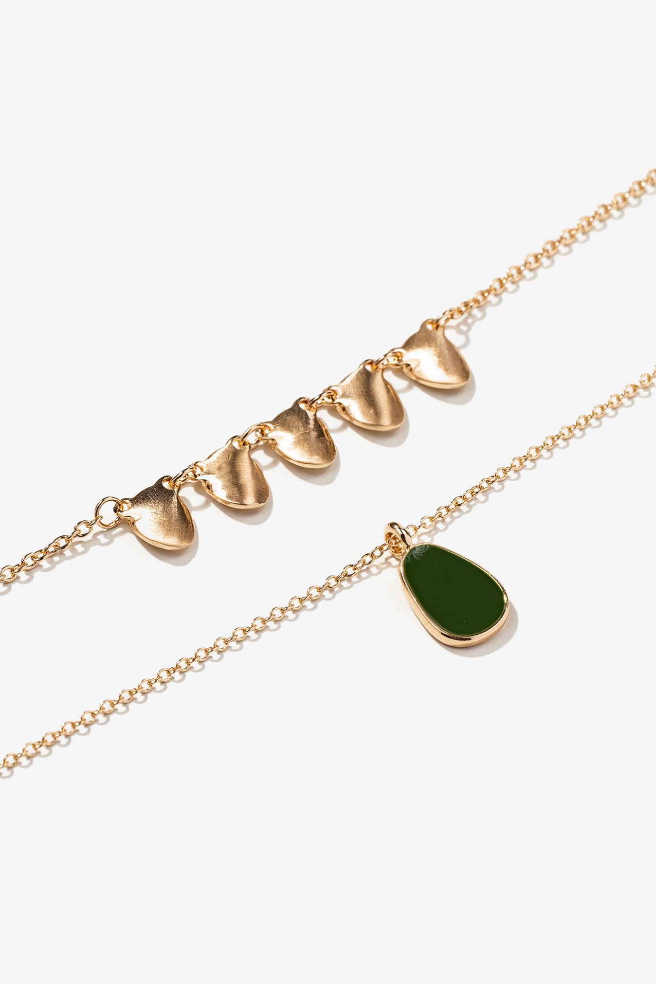 Collar dorado con colgante