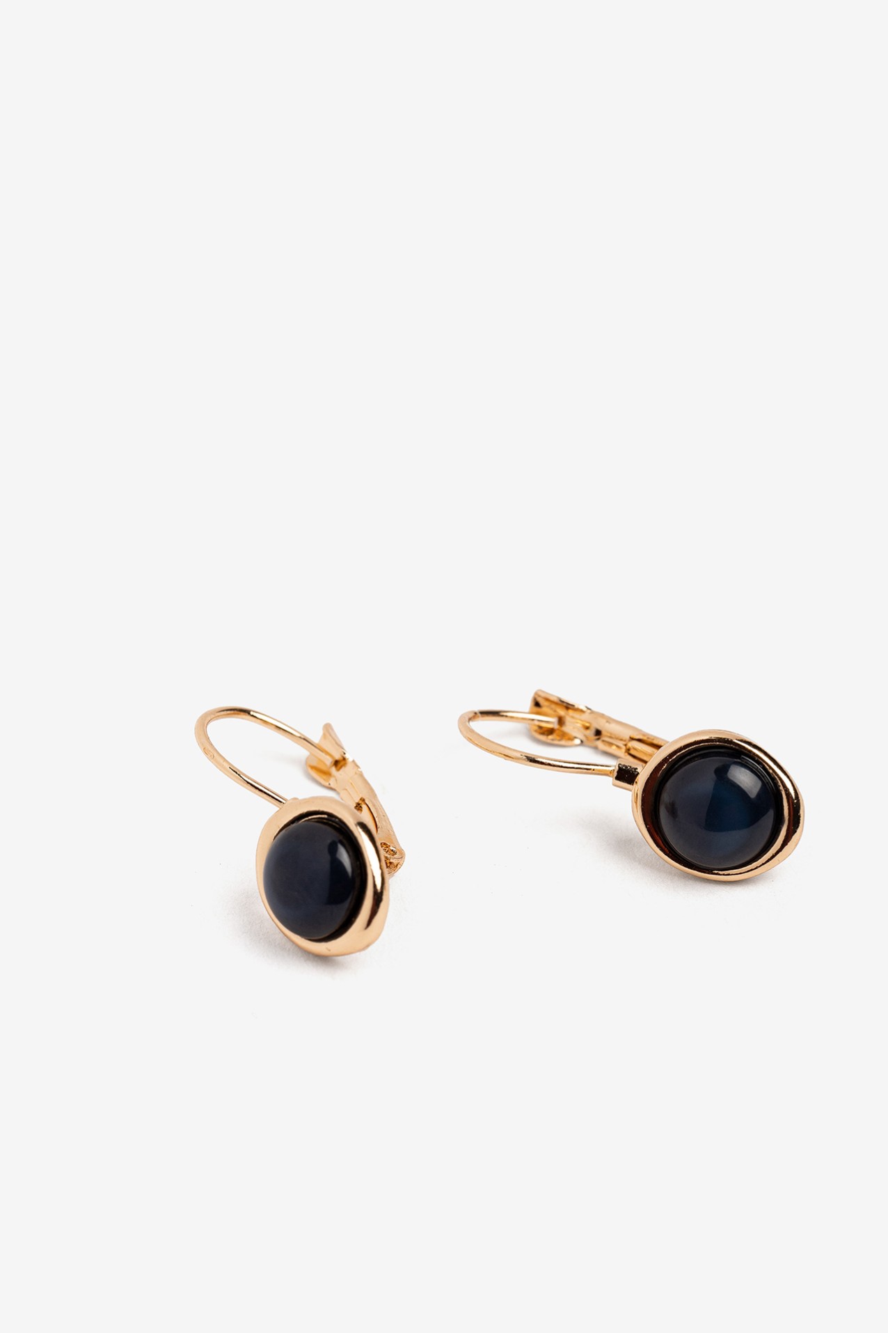 Pendientes dorados elegantes