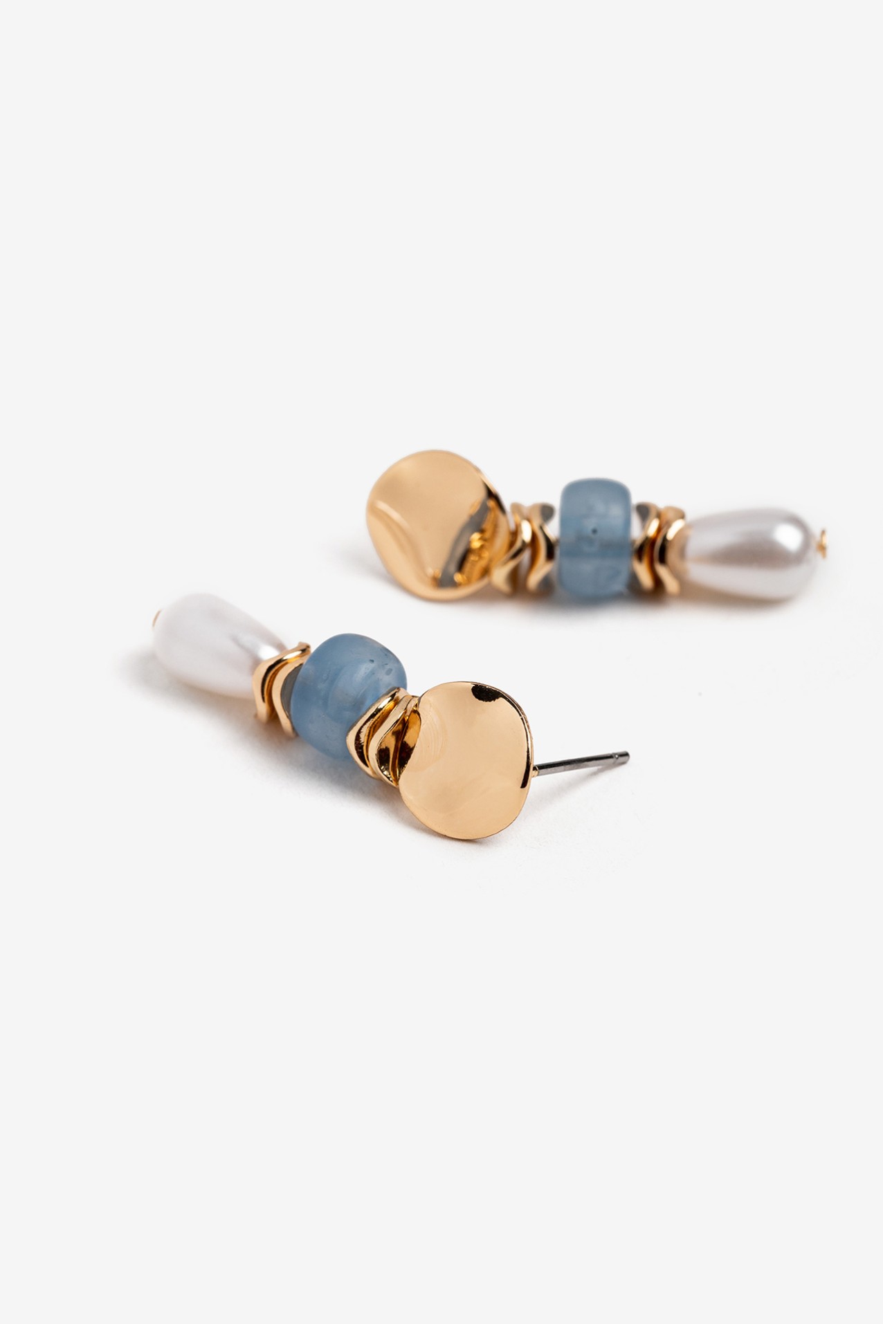 Pendientes dorados con perlas