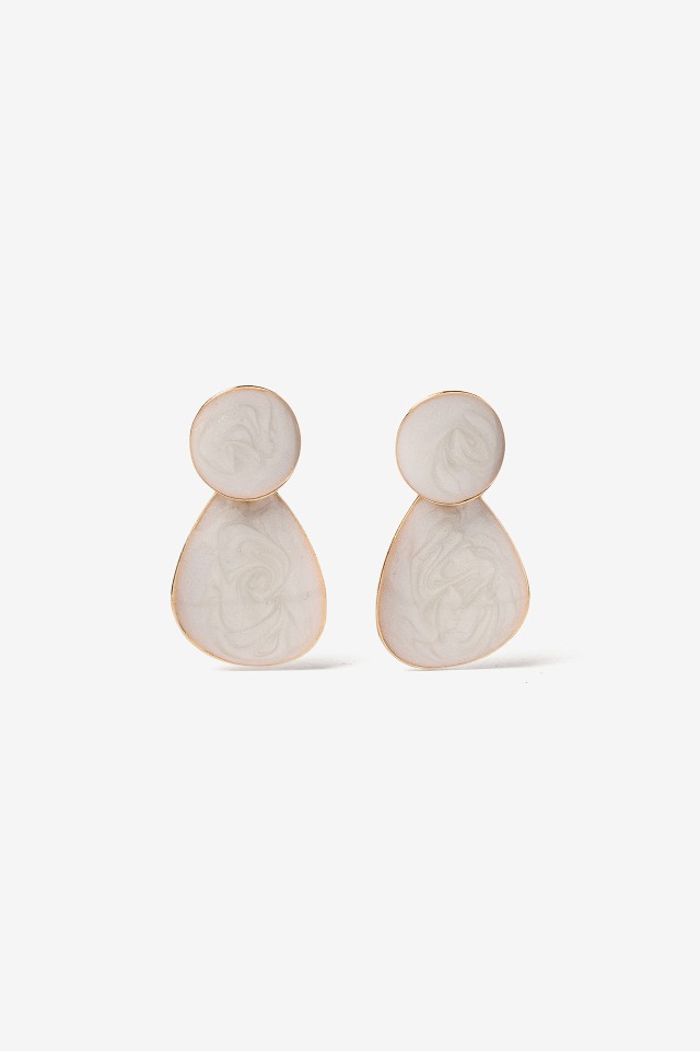 Pendientes blancos elegantes