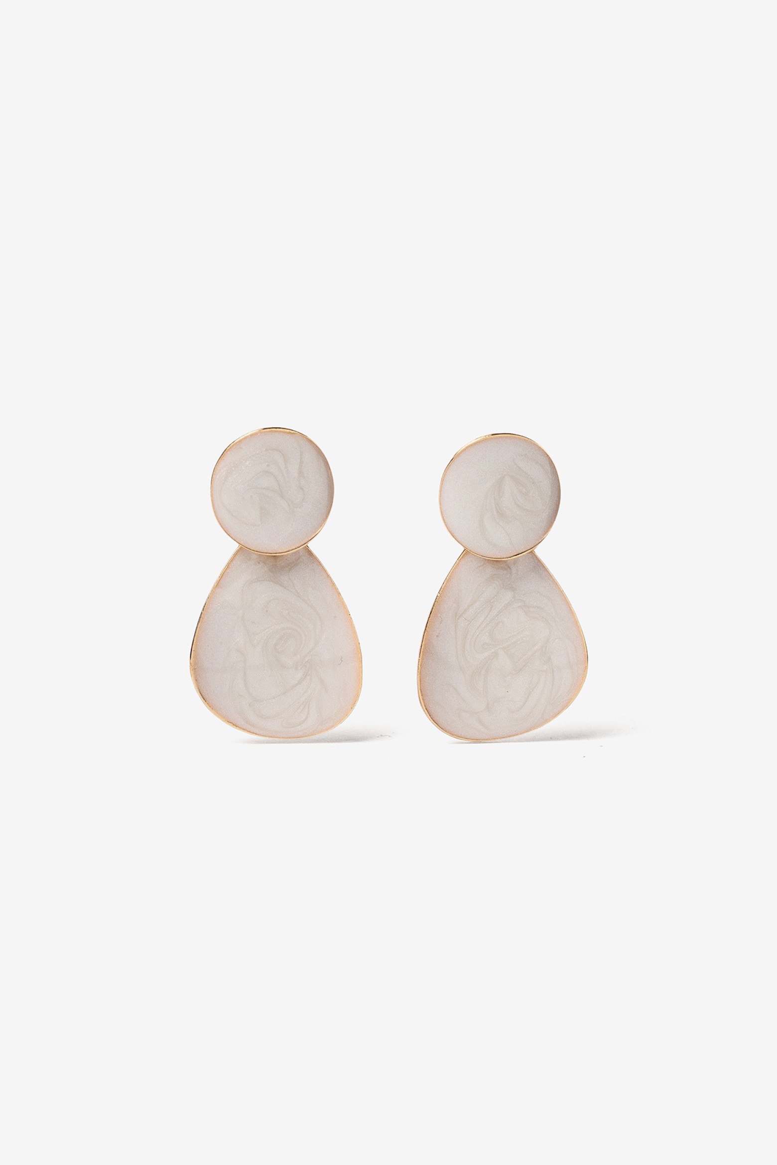Pendientes blancos elegantes