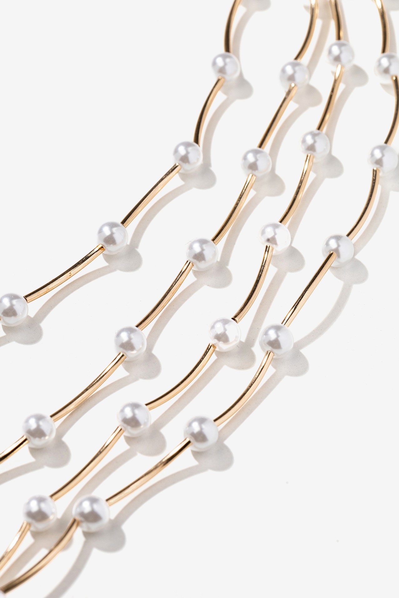 Collar dorado con perlas