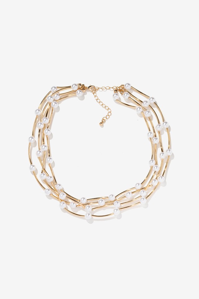 Collar dorado con perlas