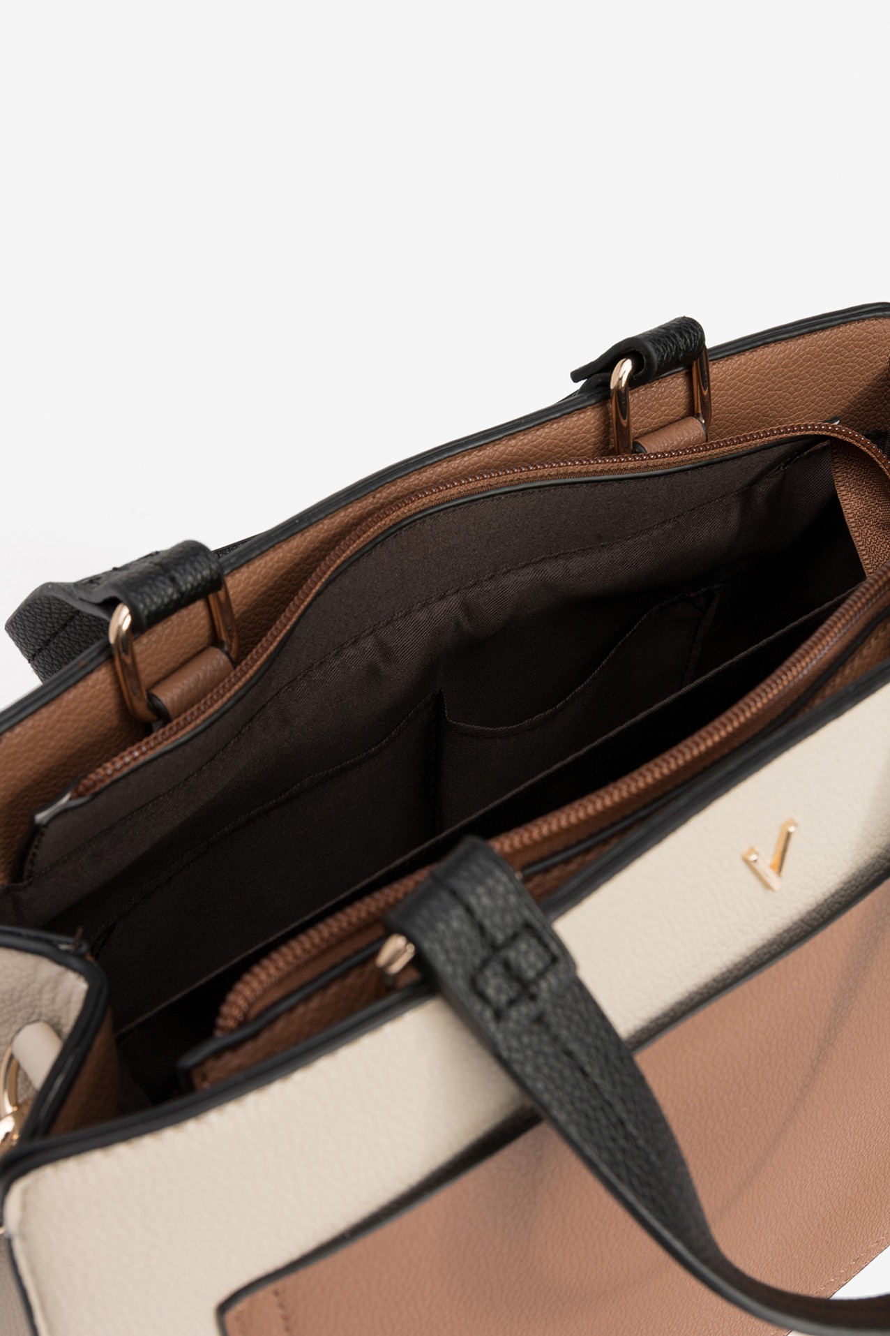 Bolso beige con asas negras