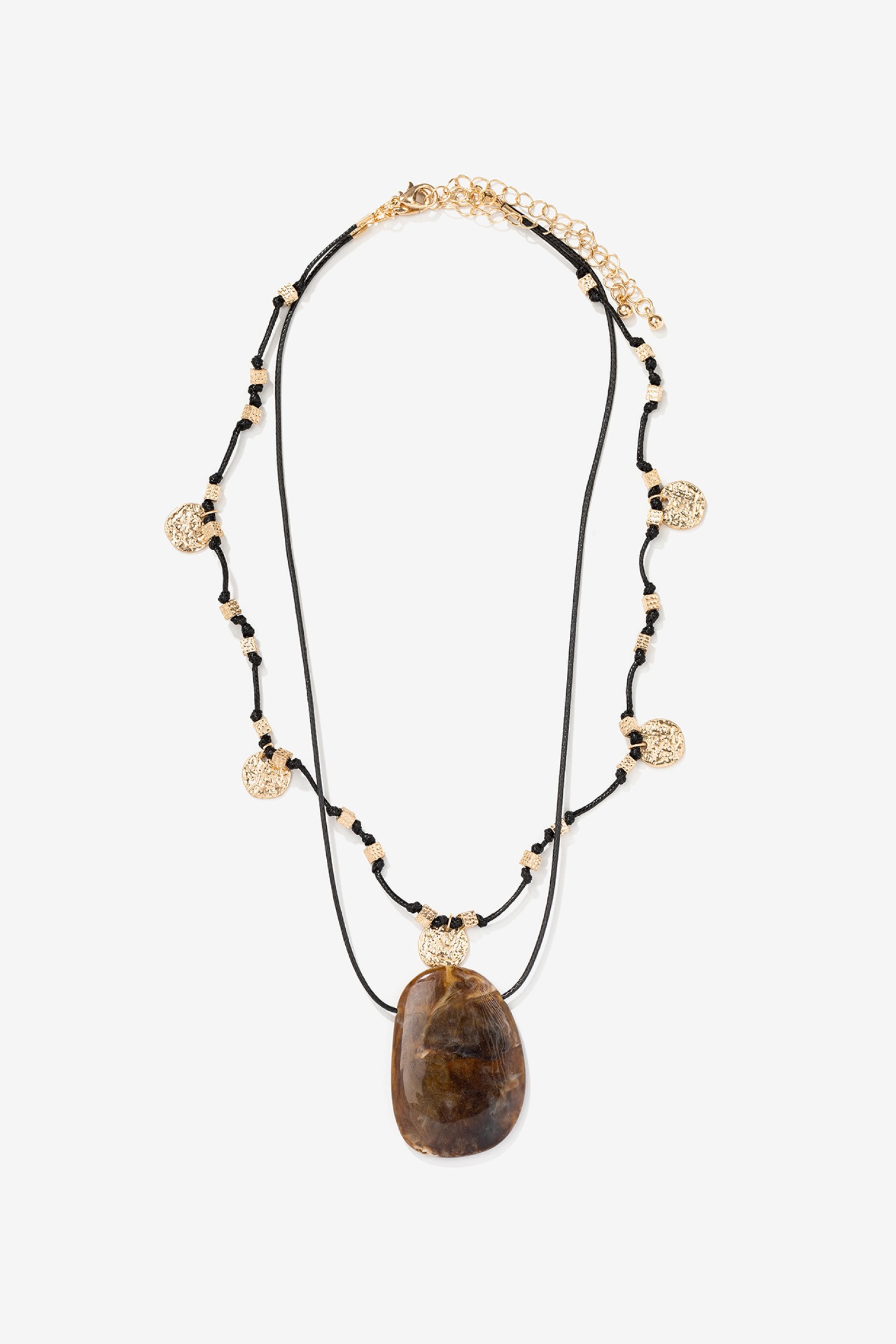 Colar dourado com pendente