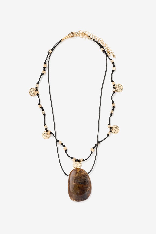 Colar dourado com pendente