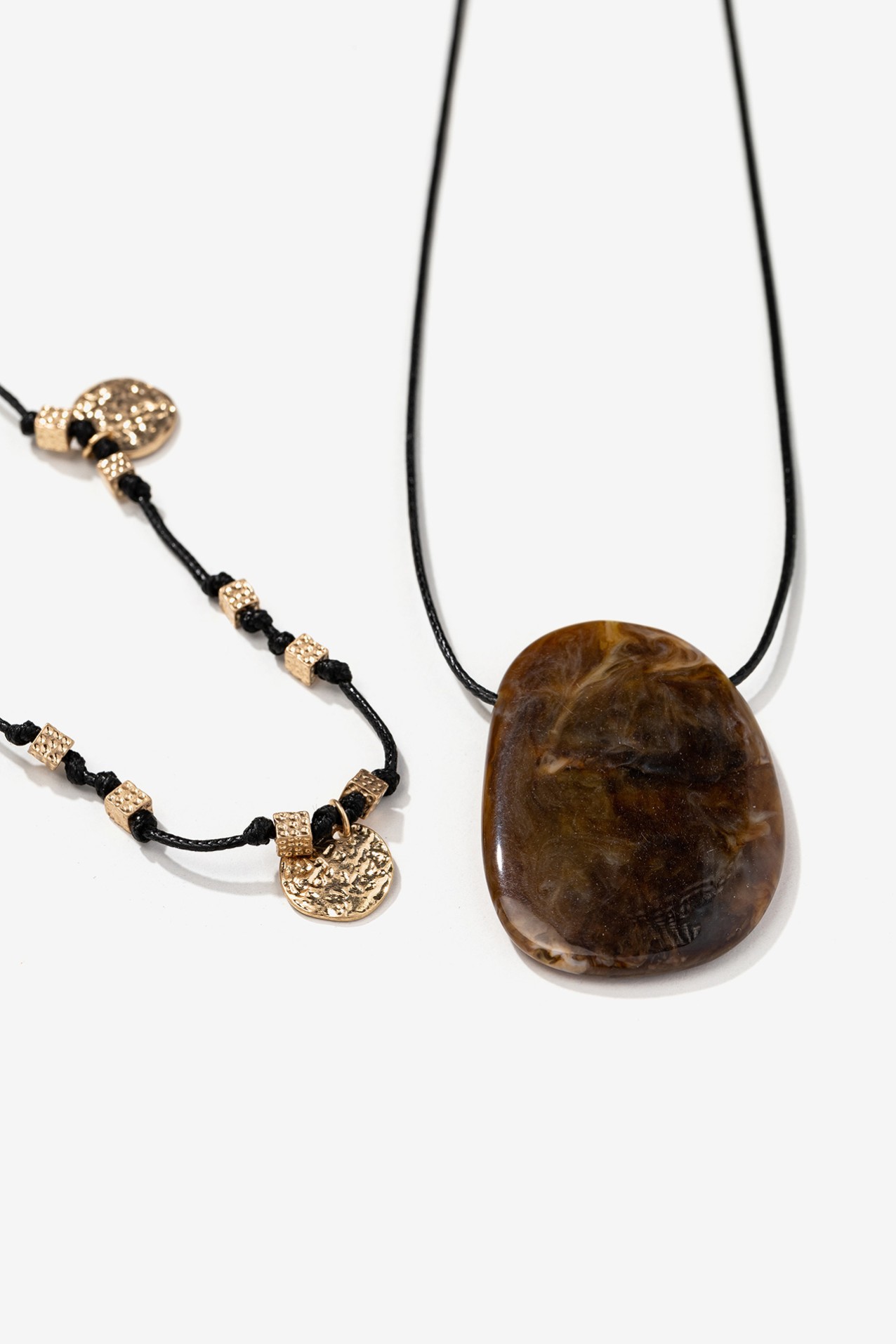 Colar dourado com pendente