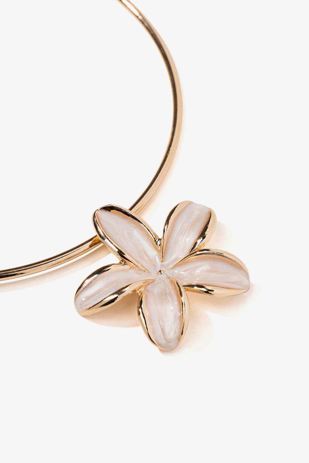 Gold Choker With Flower Pendant