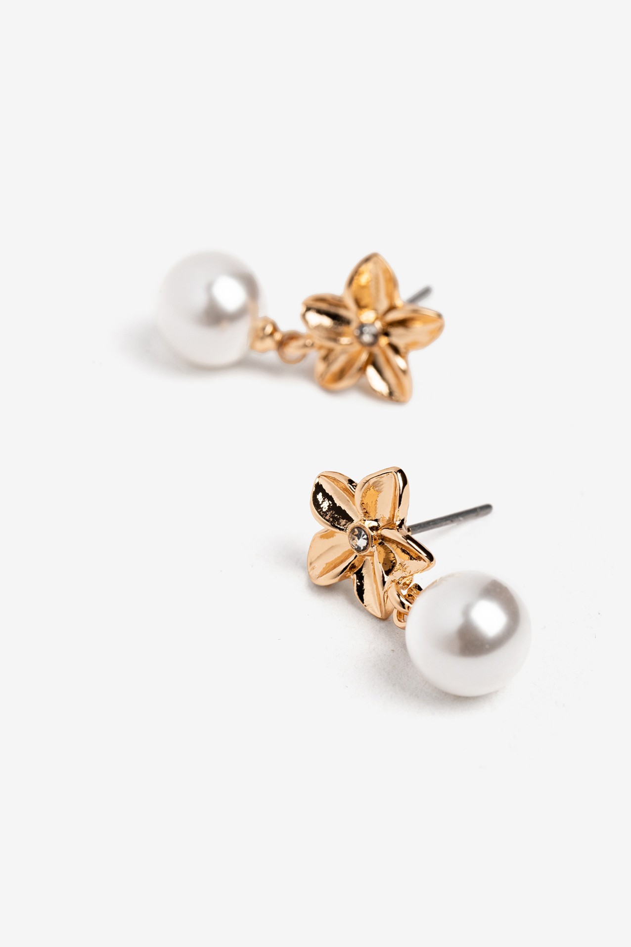 Pendientes flor dorada perla