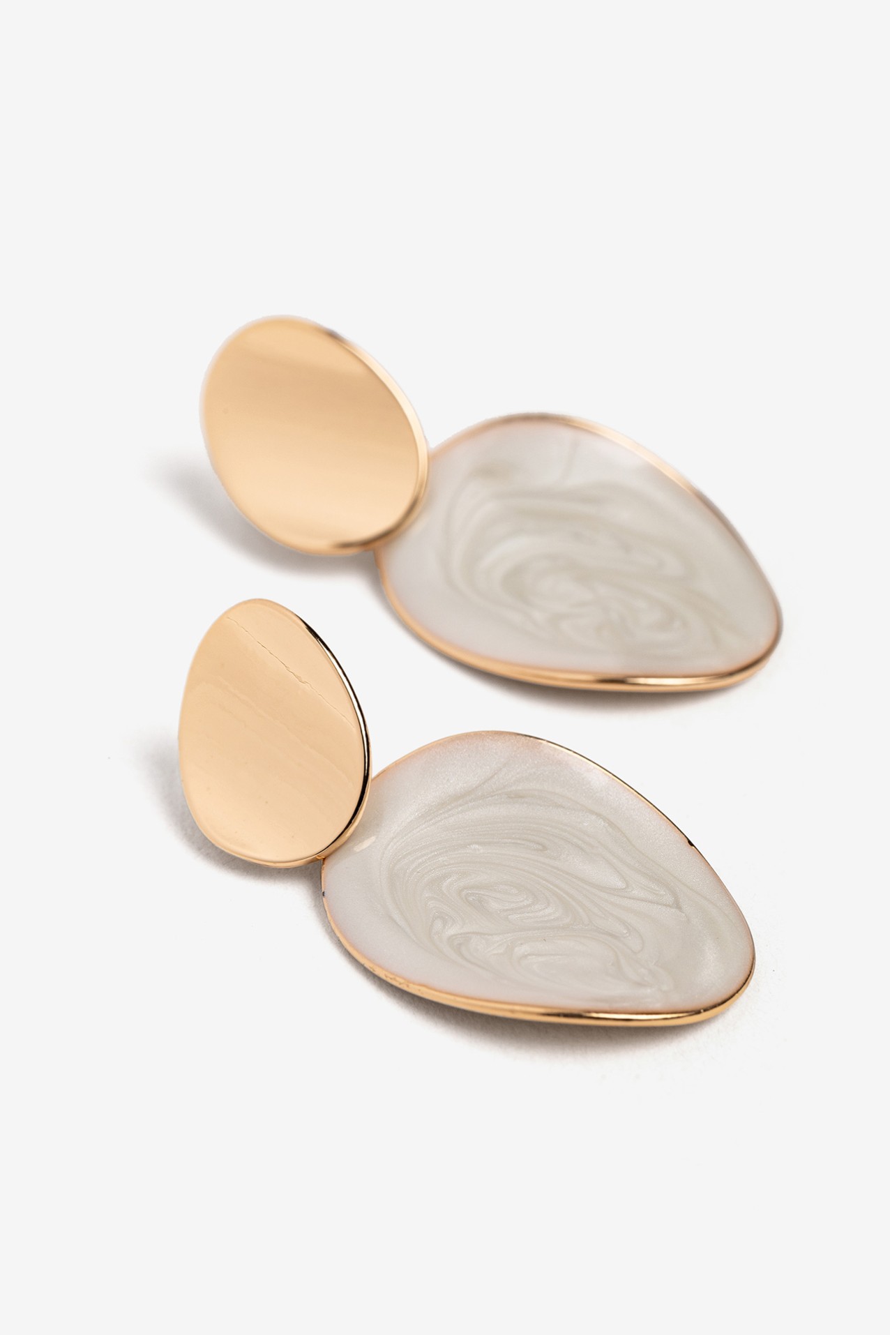 Pendientes dorados modernos