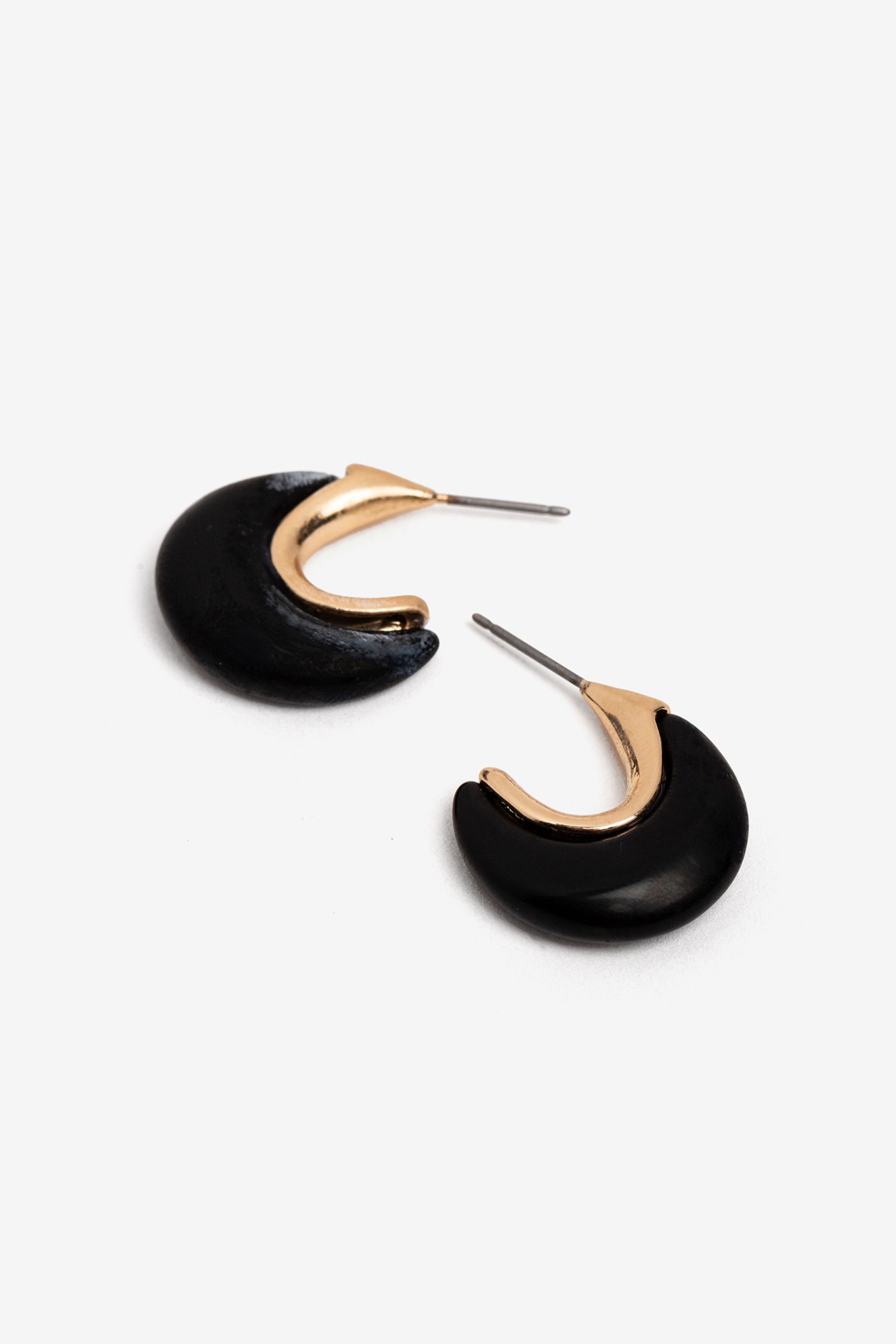 Pendientes dorados y negros