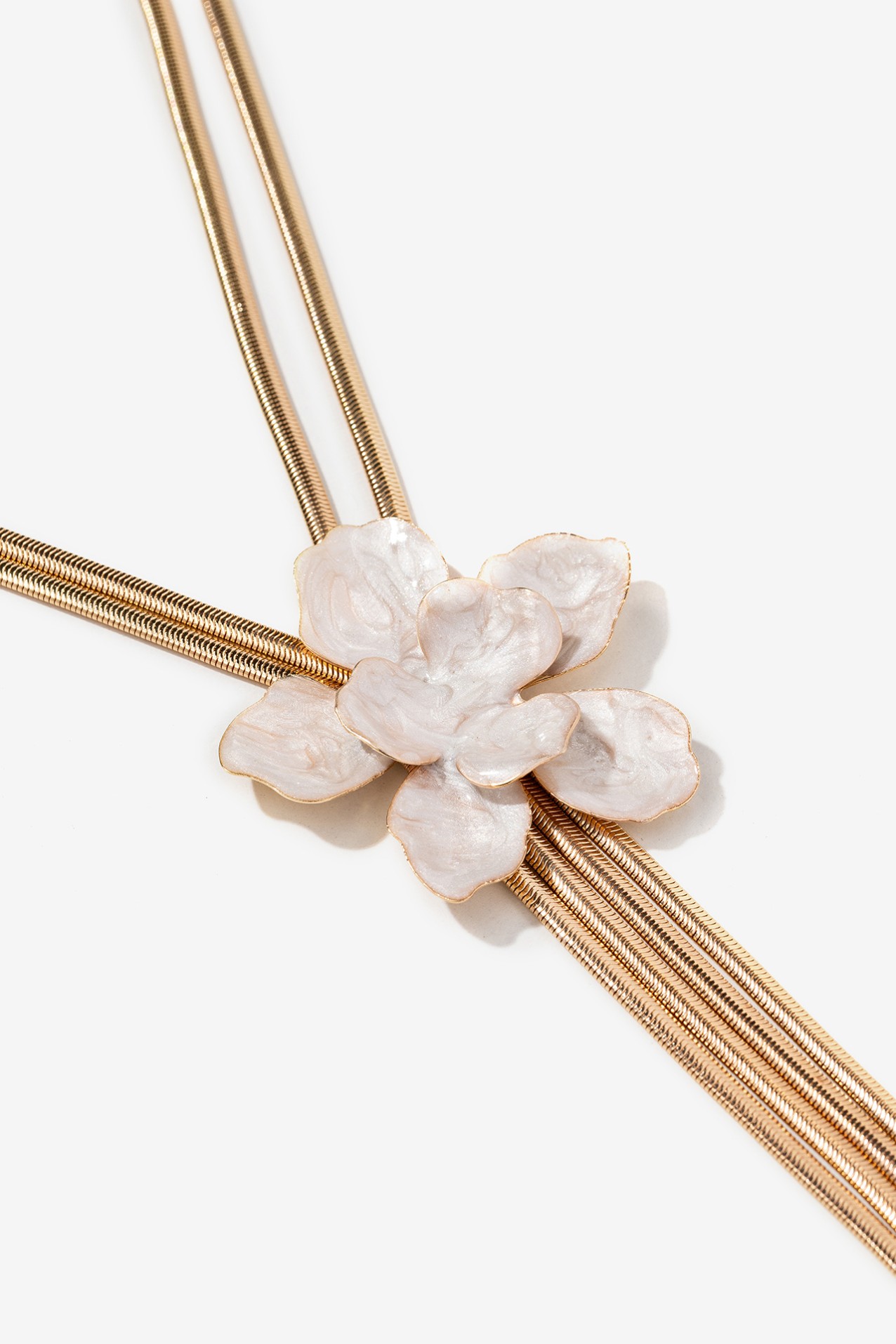 Collar dorado con flor central