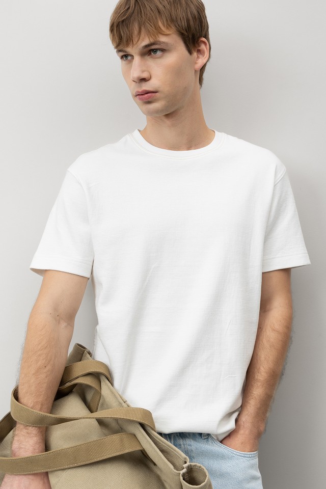Camiseta beige corte regular Camiseta beige corte regular
