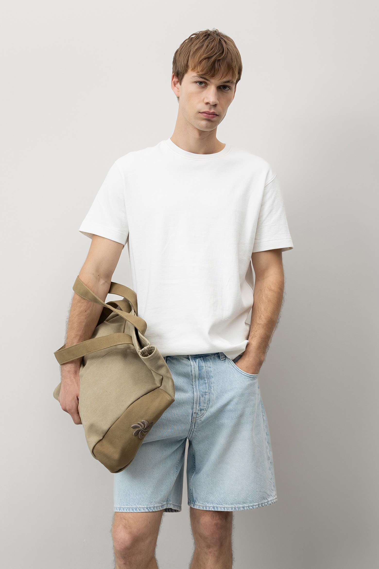 Camiseta beige corte regular