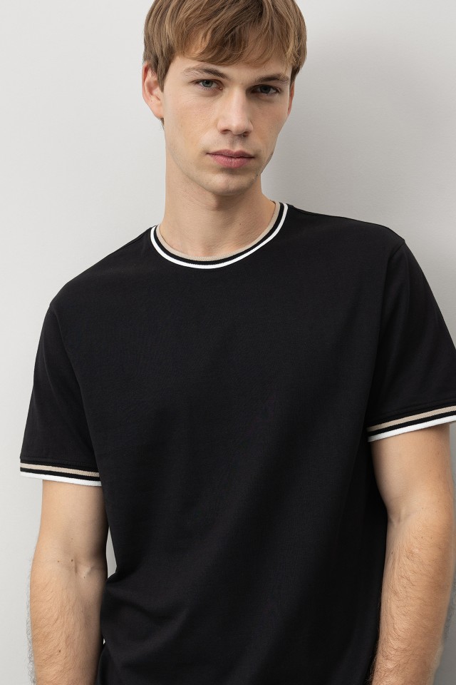 Black short sleeve t-shirt