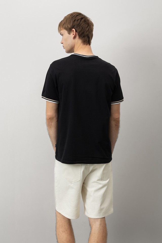 T-shirt preta regular fit T-shirt preta regular fit