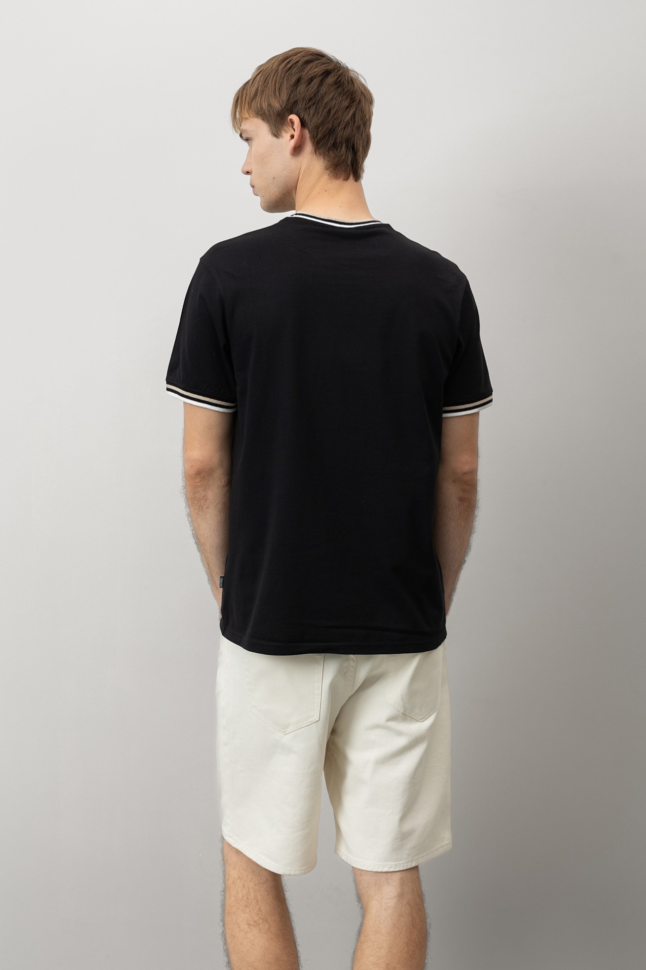 Black short sleeve t-shirt